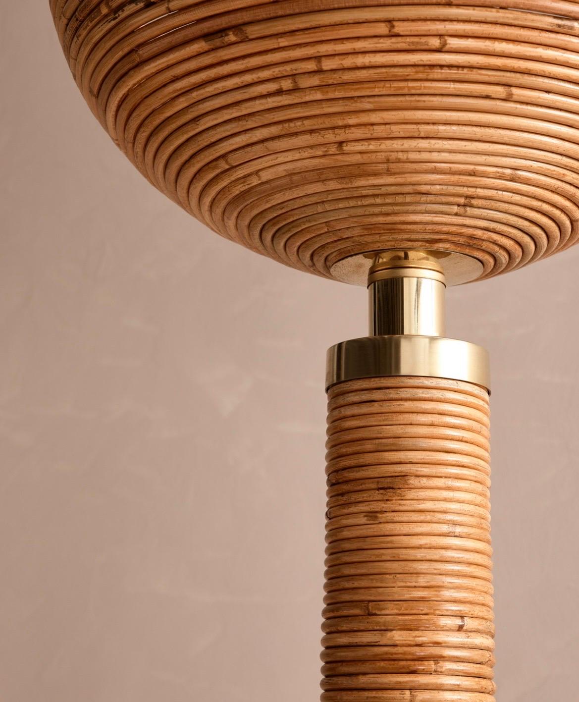 Preciosa y chic lámpara de pie de bambú y latón. Perfecto para casas de verano, o cualquier estilo de mediados de siglo. Excelente artesanía. Fabricado en Italia. A la manera de Gabriella Crespi.
Diámetro de la base: 16 pulgadas 
Diámetro del
