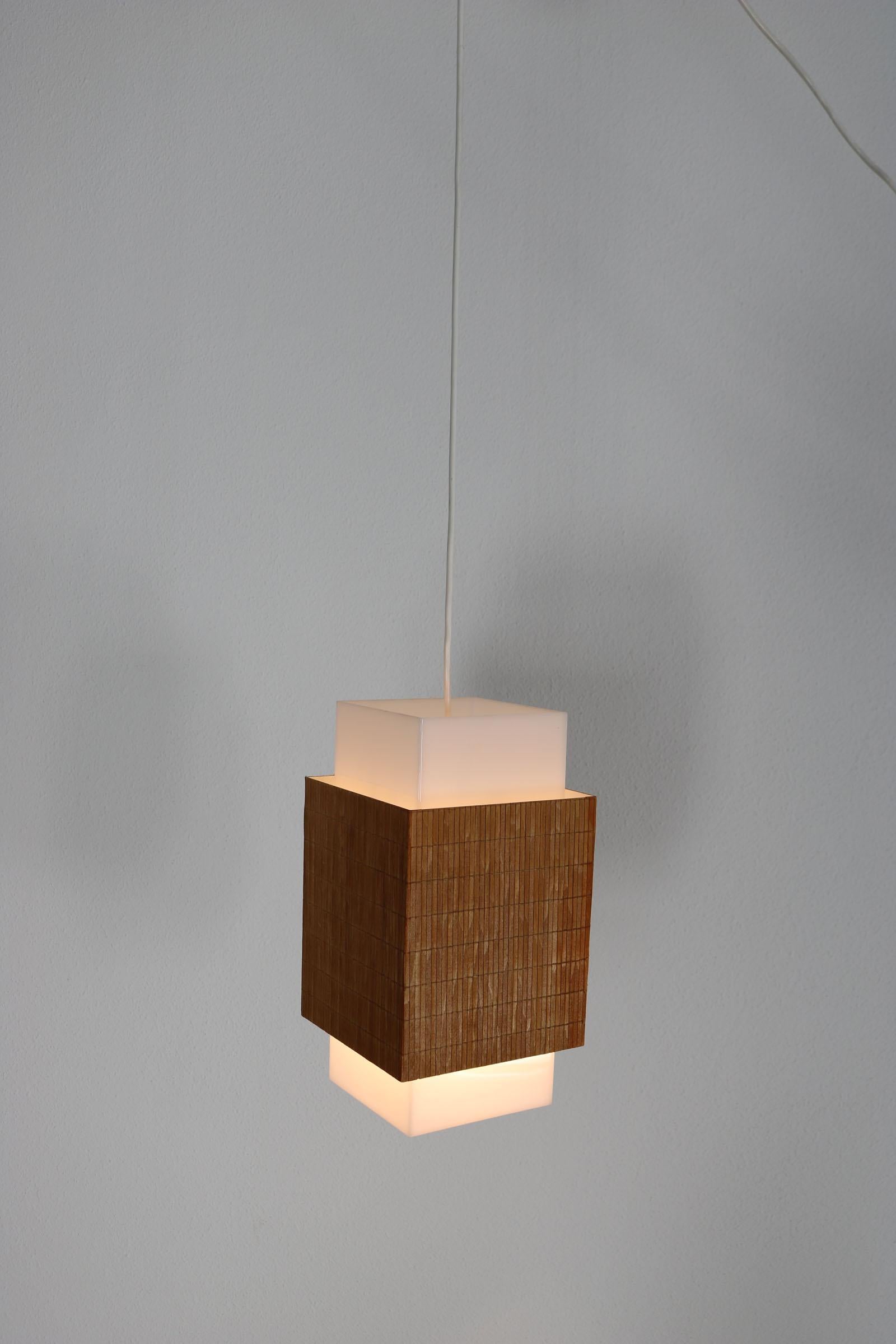  Lampe à suspension italienne en bambou et perspex des années 1960.  en vente 1