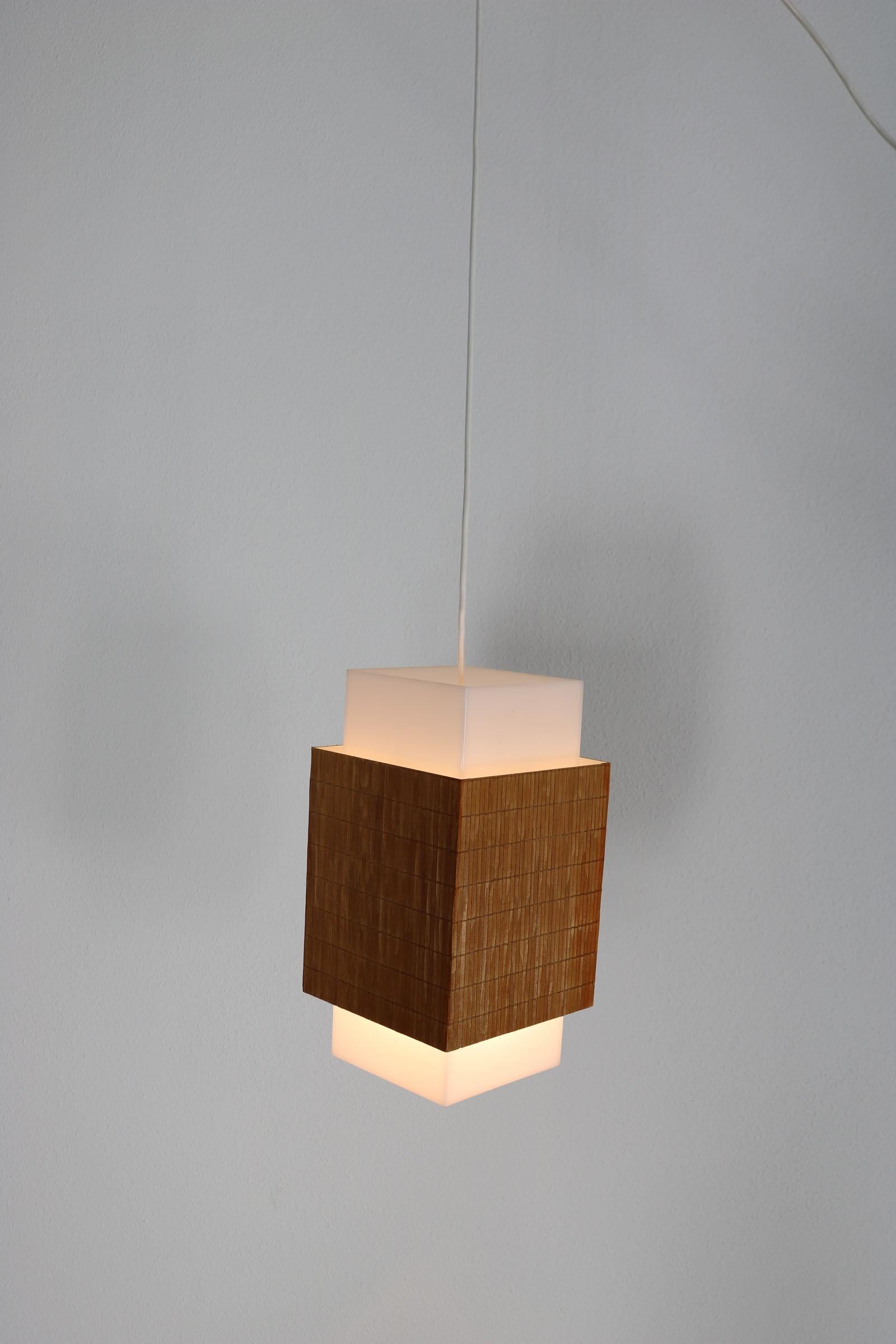  Lampe à suspension italienne en bambou et perspex des années 1960.  en vente 2