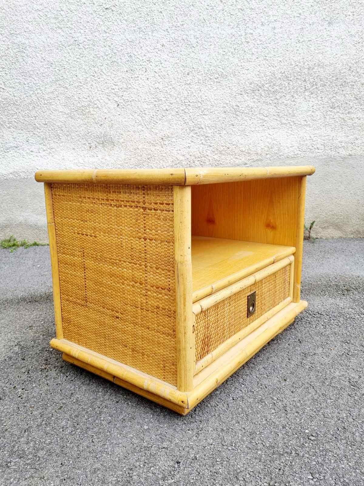 Table de nuit ou de chevet moderne italienne en bambou, rotin et poignée en laiton.
Fabriqué par la manufacture Dal Vera en Italie dans les années 70
Cachet original de la manufacture. 