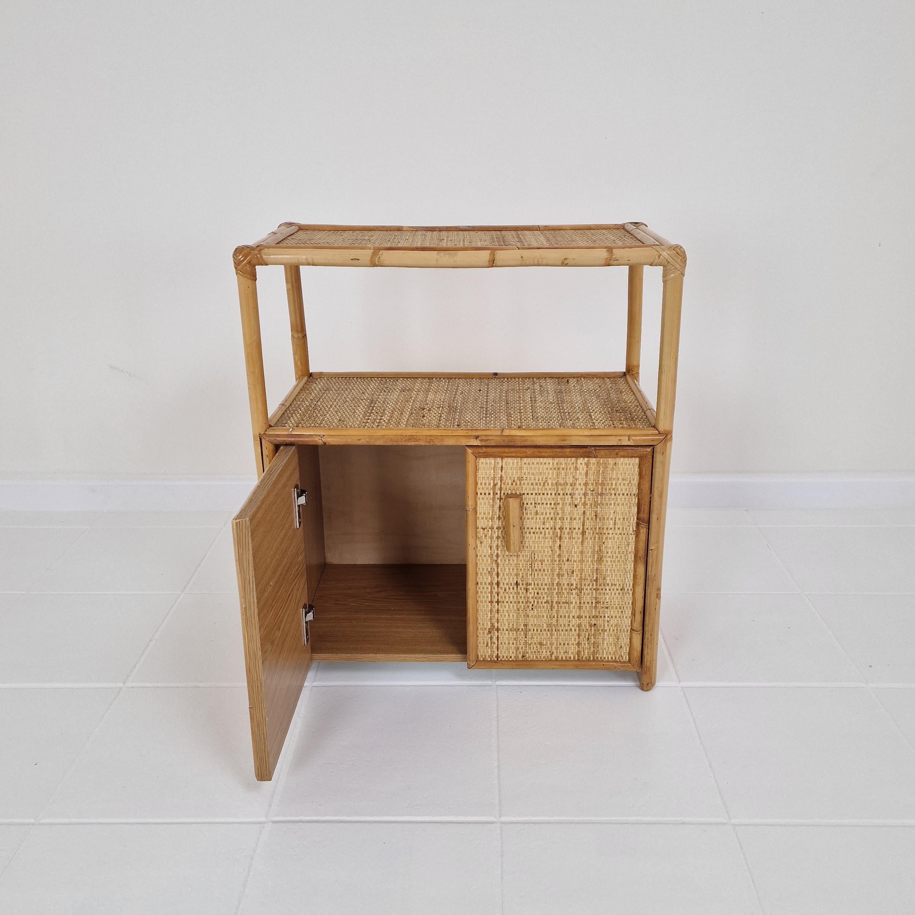 Mobile o tavolino da letto italiano in bambù e rattan, anni '80 in vendita 2