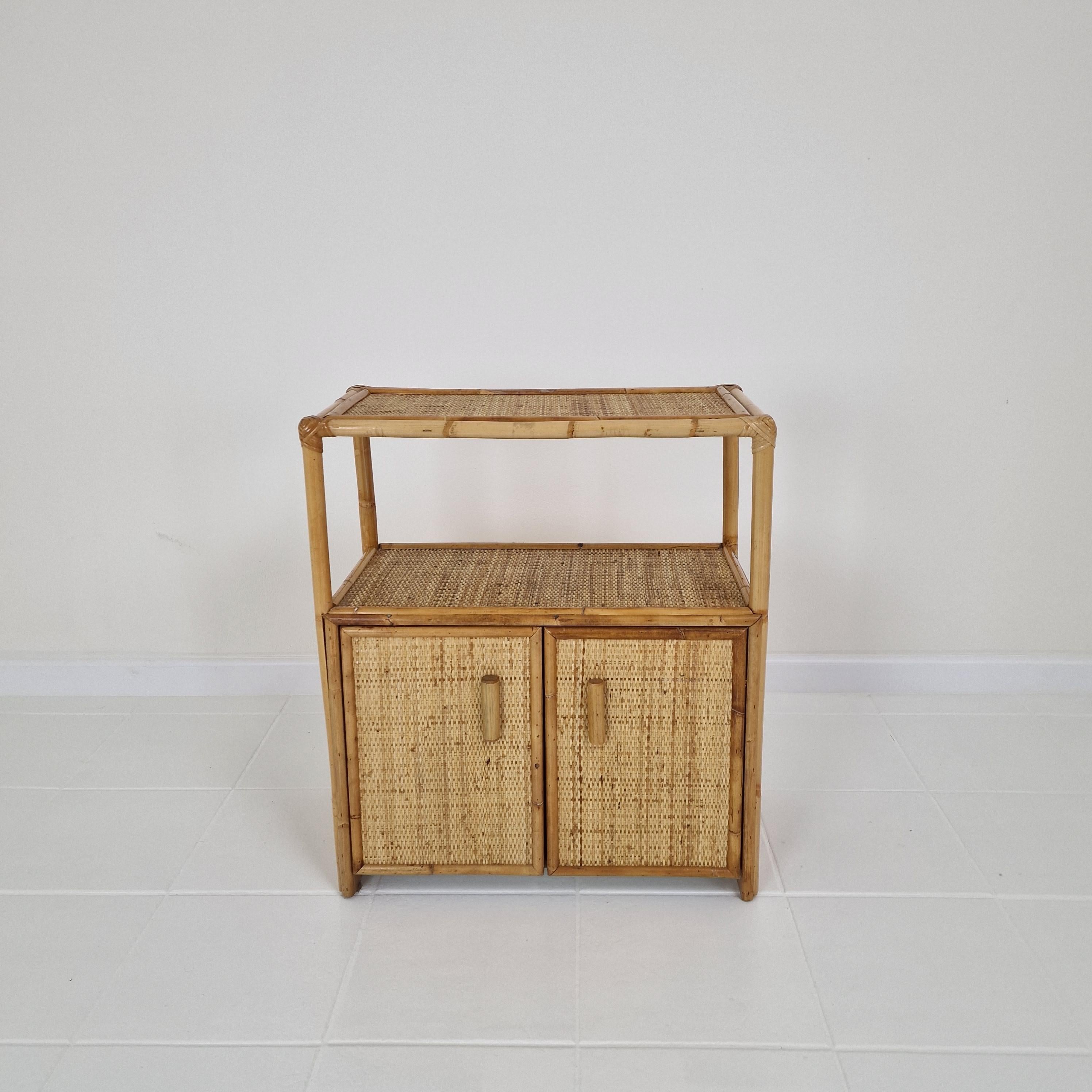 Grazioso mobiletto rettangolare o tavolino da letto, fabbricato in Italia negli anni '80. 
Questo pezzo molto bello è realizzato in bambù e rattan.

Ha due porte nella parte inferiore.

Nel complesso è in ottime condizioni, con le normali tracce