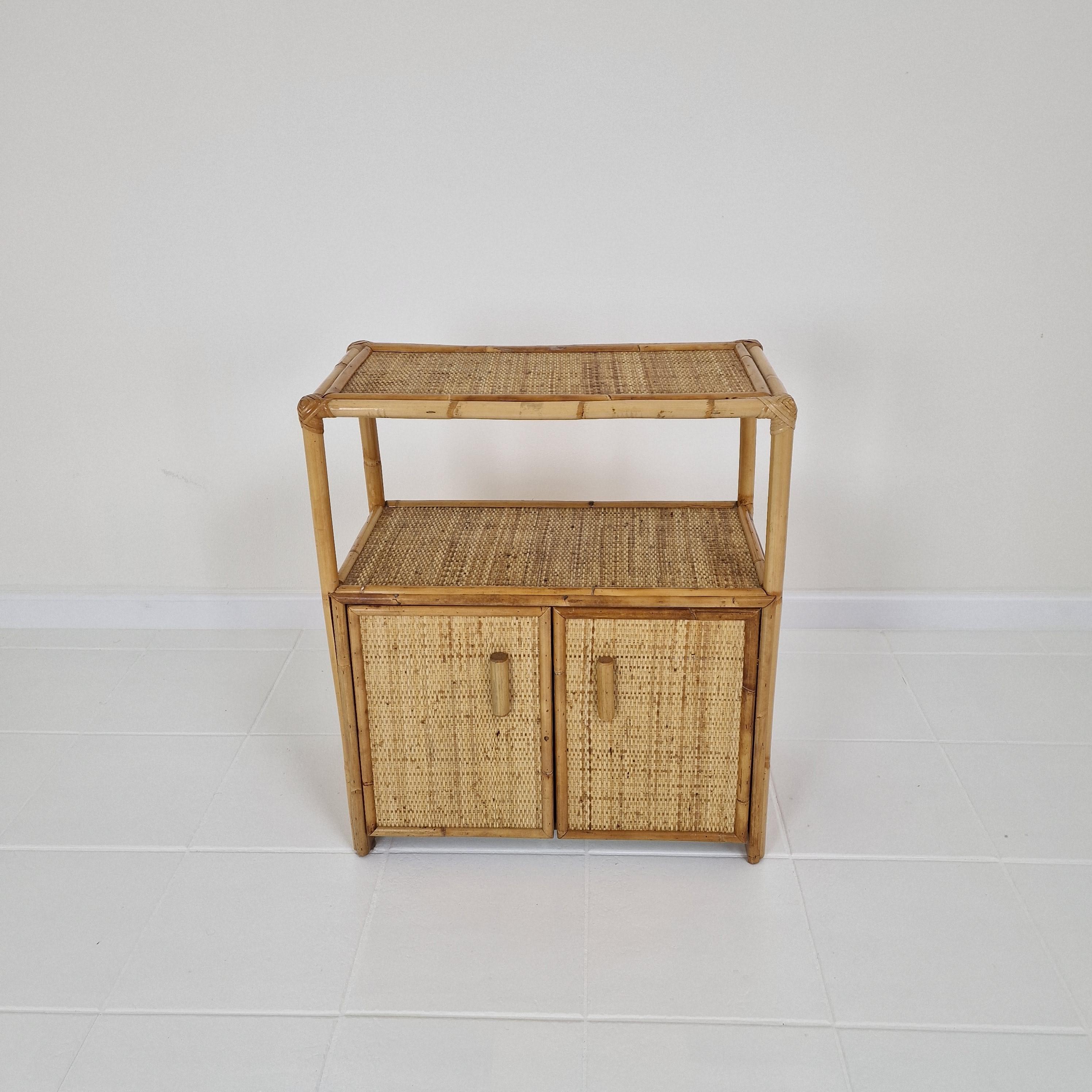 Mid-Century moderno Mobile o tavolino da letto italiano in bambù e rattan, anni '80 in vendita