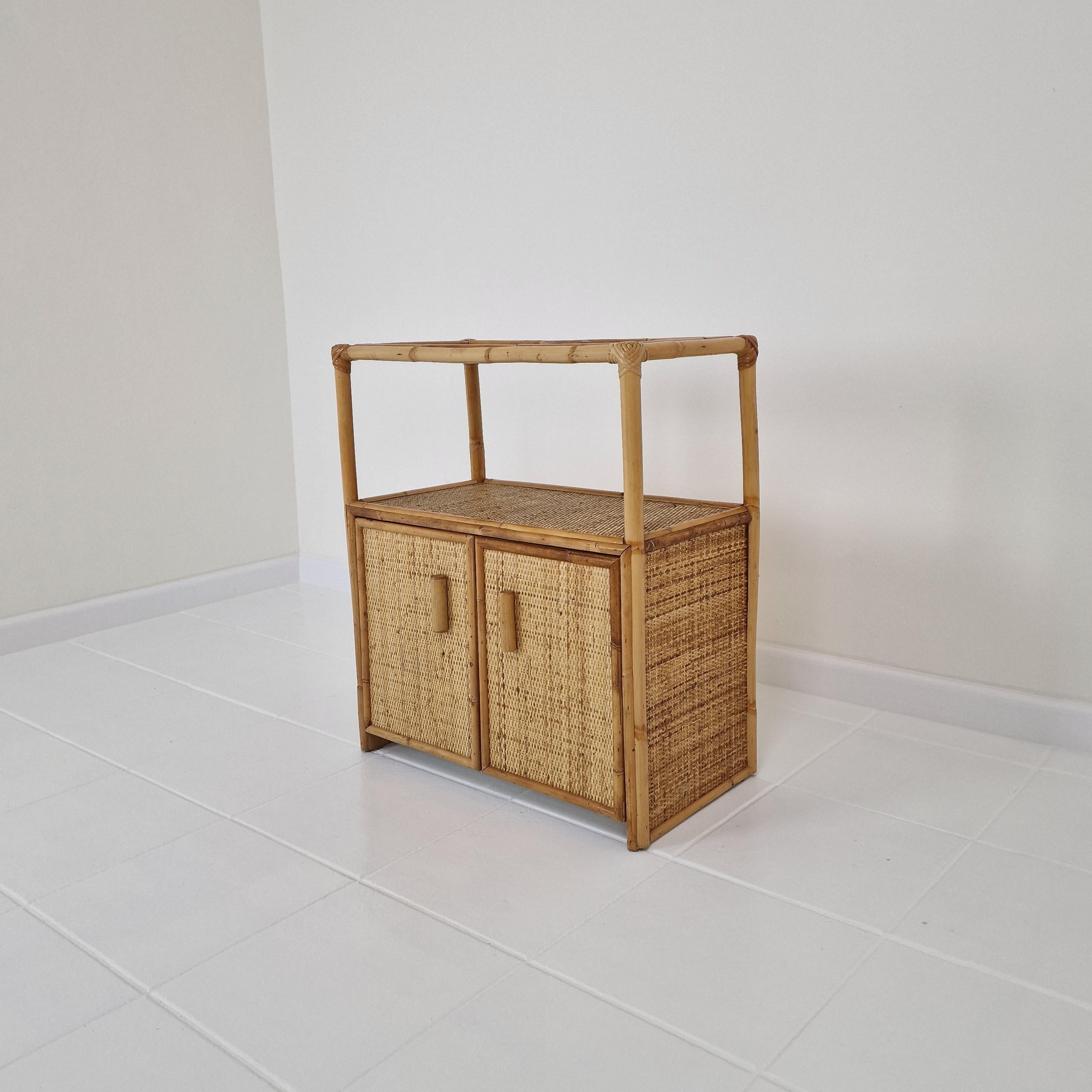 Fatto a mano Mobile o tavolino da letto italiano in bambù e rattan, anni '80 in vendita