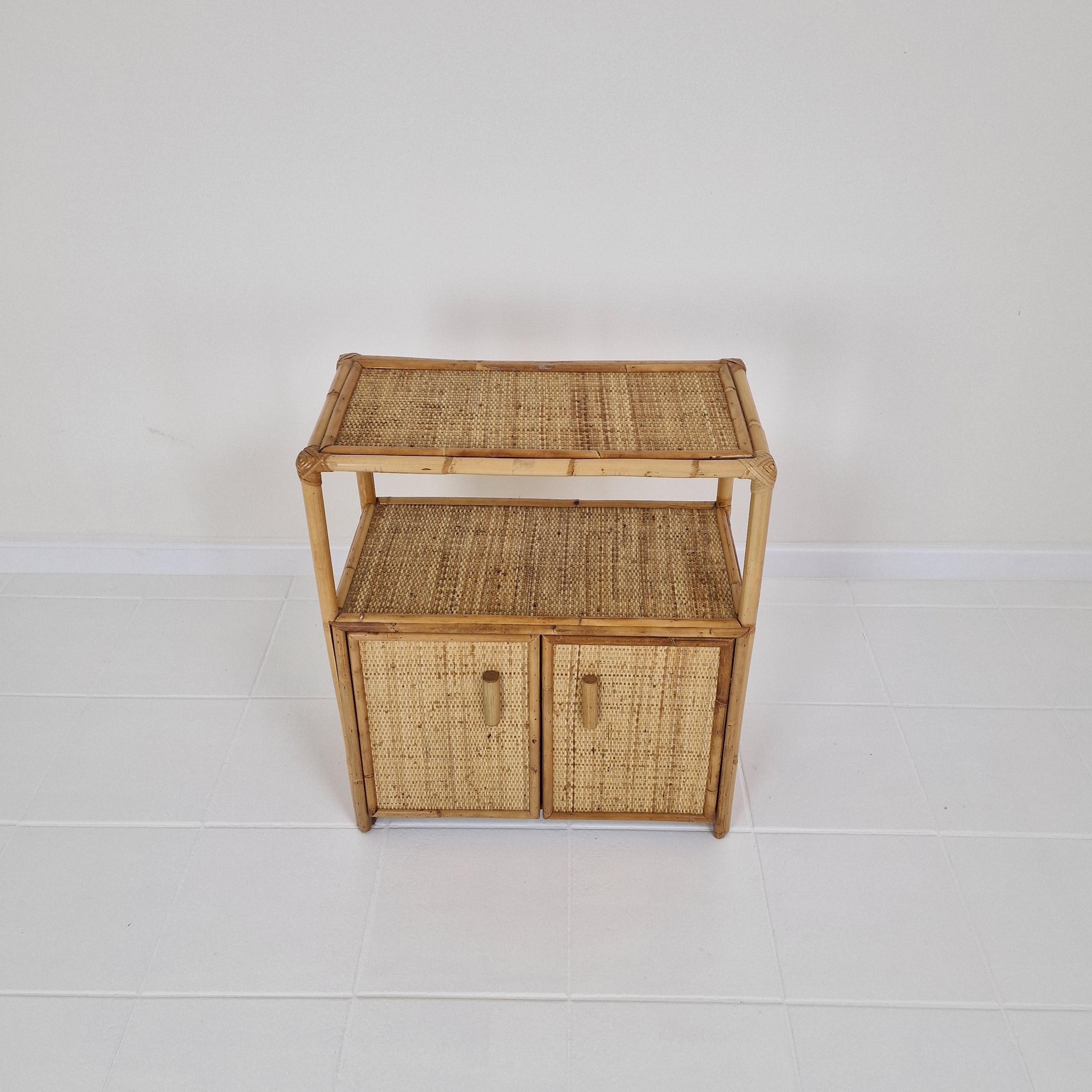 Fine XX secolo Mobile o tavolino da letto italiano in bambù e rattan, anni '80 in vendita