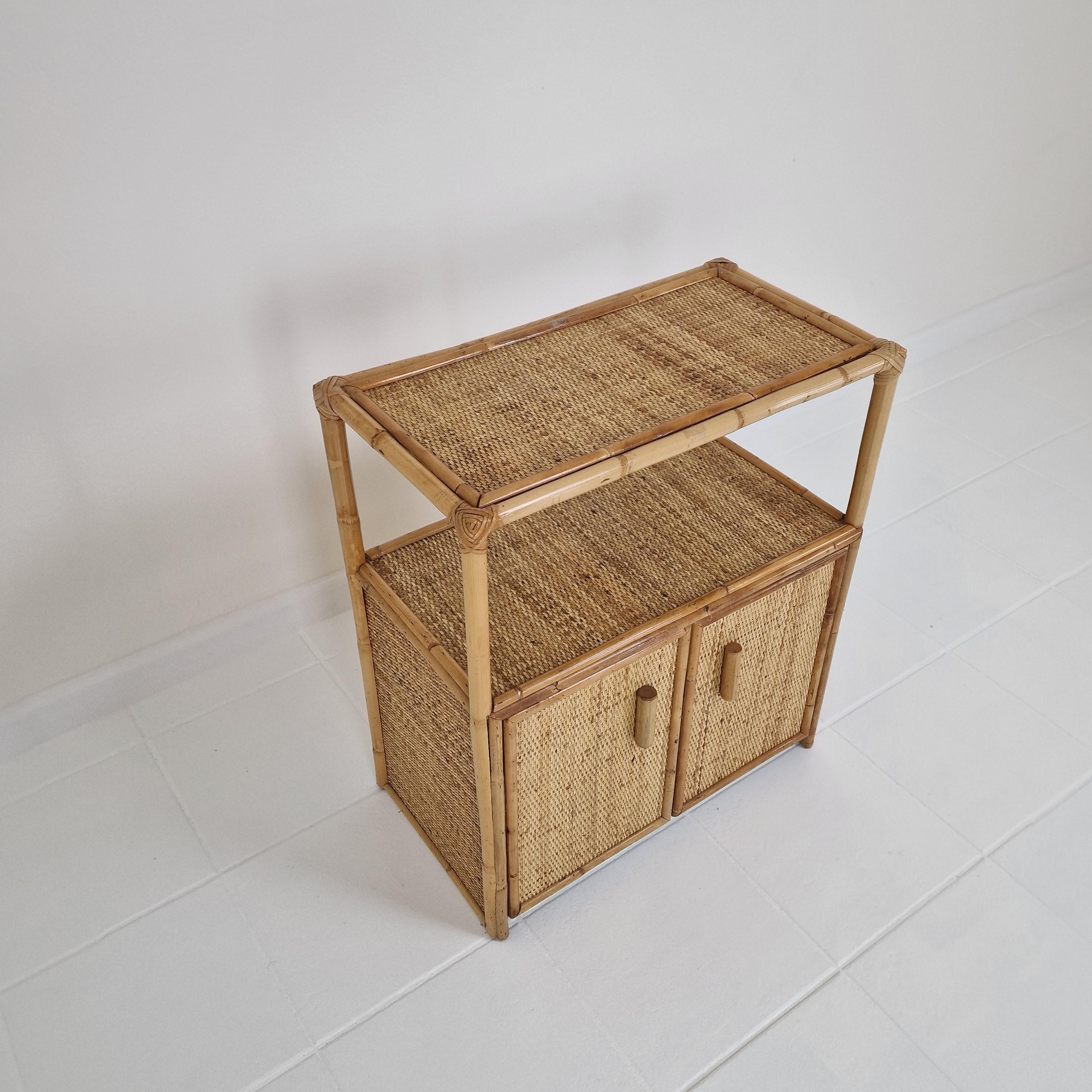 Mobile o tavolino da letto italiano in bambù e rattan, anni '80 in vendita 1