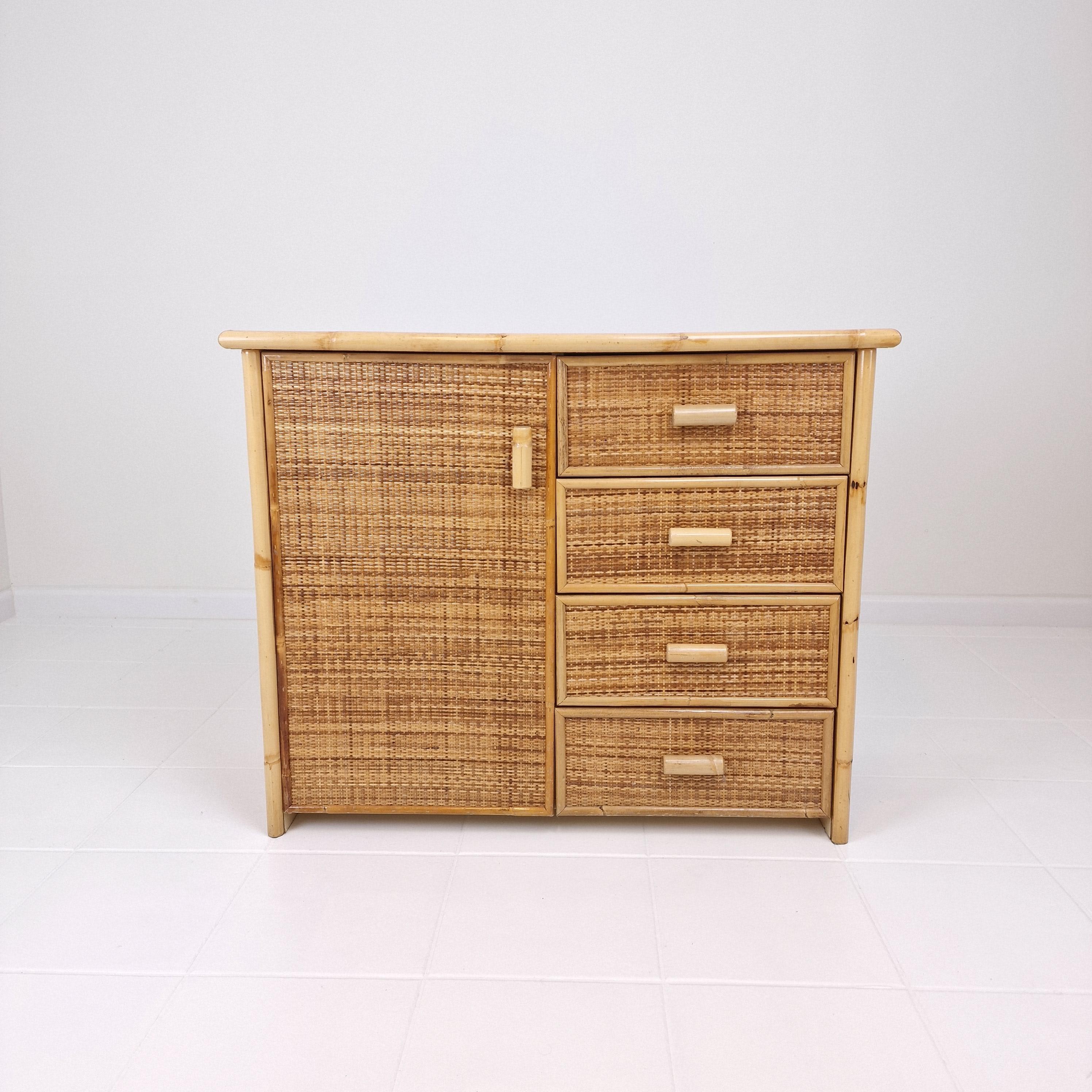 Graziosa credenza o cassettiera rettangolare, fabbricata in Italia negli anni '80. 
Questa bella credenza è realizzata in bambù e rattan.

Quattro cassetti con belle maniglie naturali sul lato destro e un'anta sul lato sinistro.

Nel complesso è in