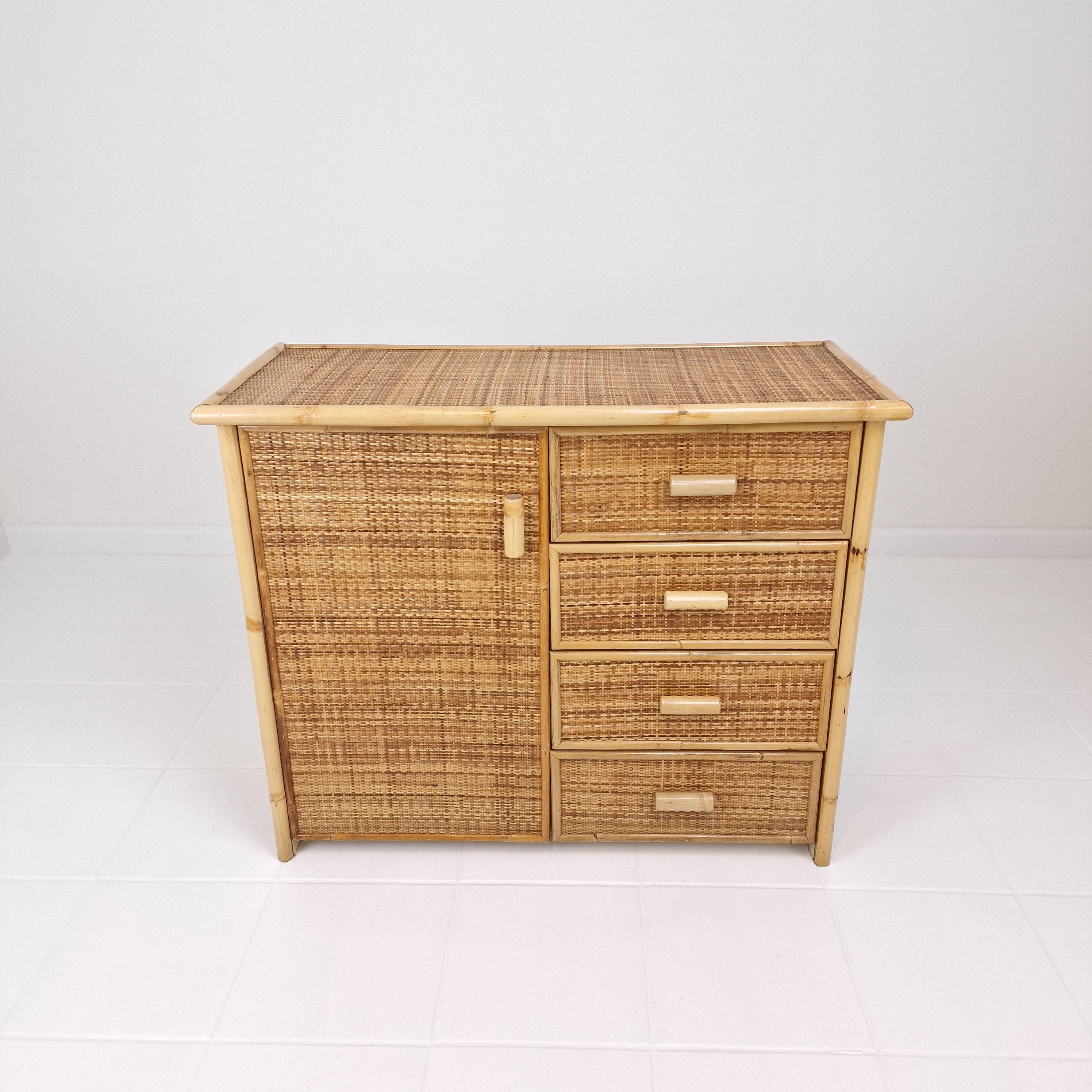 Mid-Century moderno Cassettiera o credenza italiana in bambù e rattan, anni '1980 in vendita