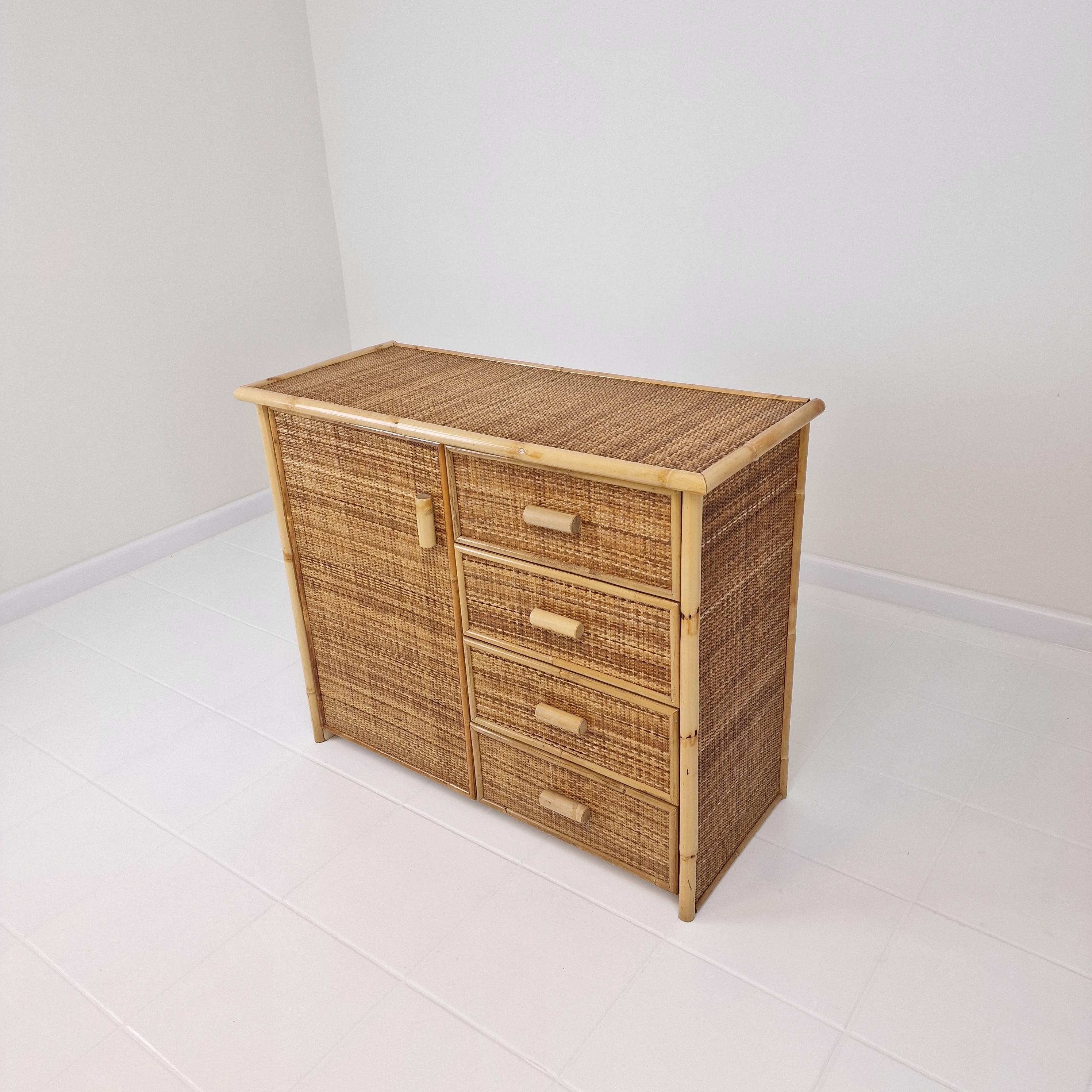 Fatto a mano Cassettiera o credenza italiana in bambù e rattan, anni '1980 in vendita