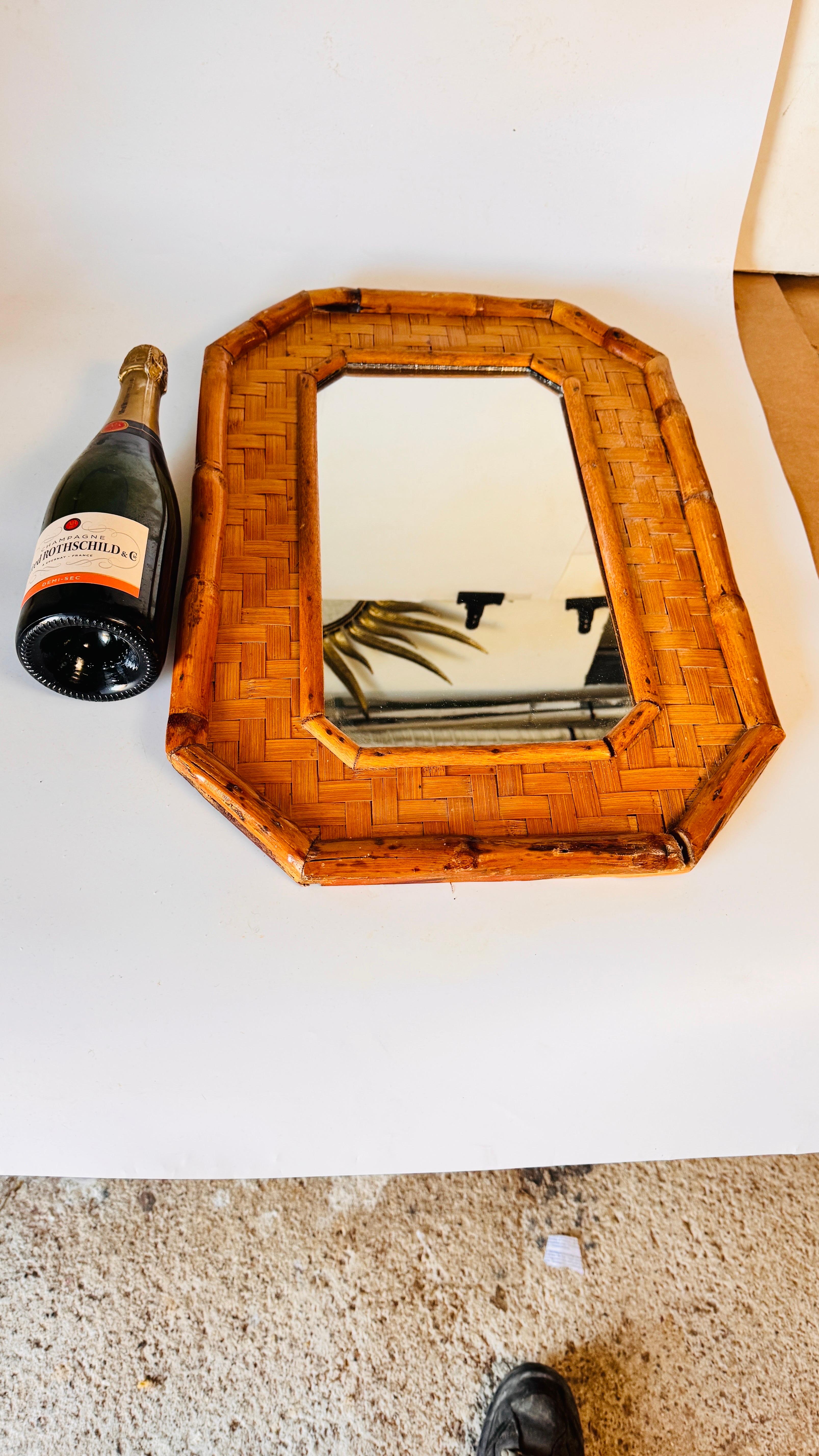 Specchio italiano in bambù e rattan, anni '70, stile costiero
Questo elegante specchio in bambù e rattan, realizzato in Italia negli anni '70, è un pezzo straordinario che combina senza sforzo materiali naturali e design senza tempo. I suoi toni