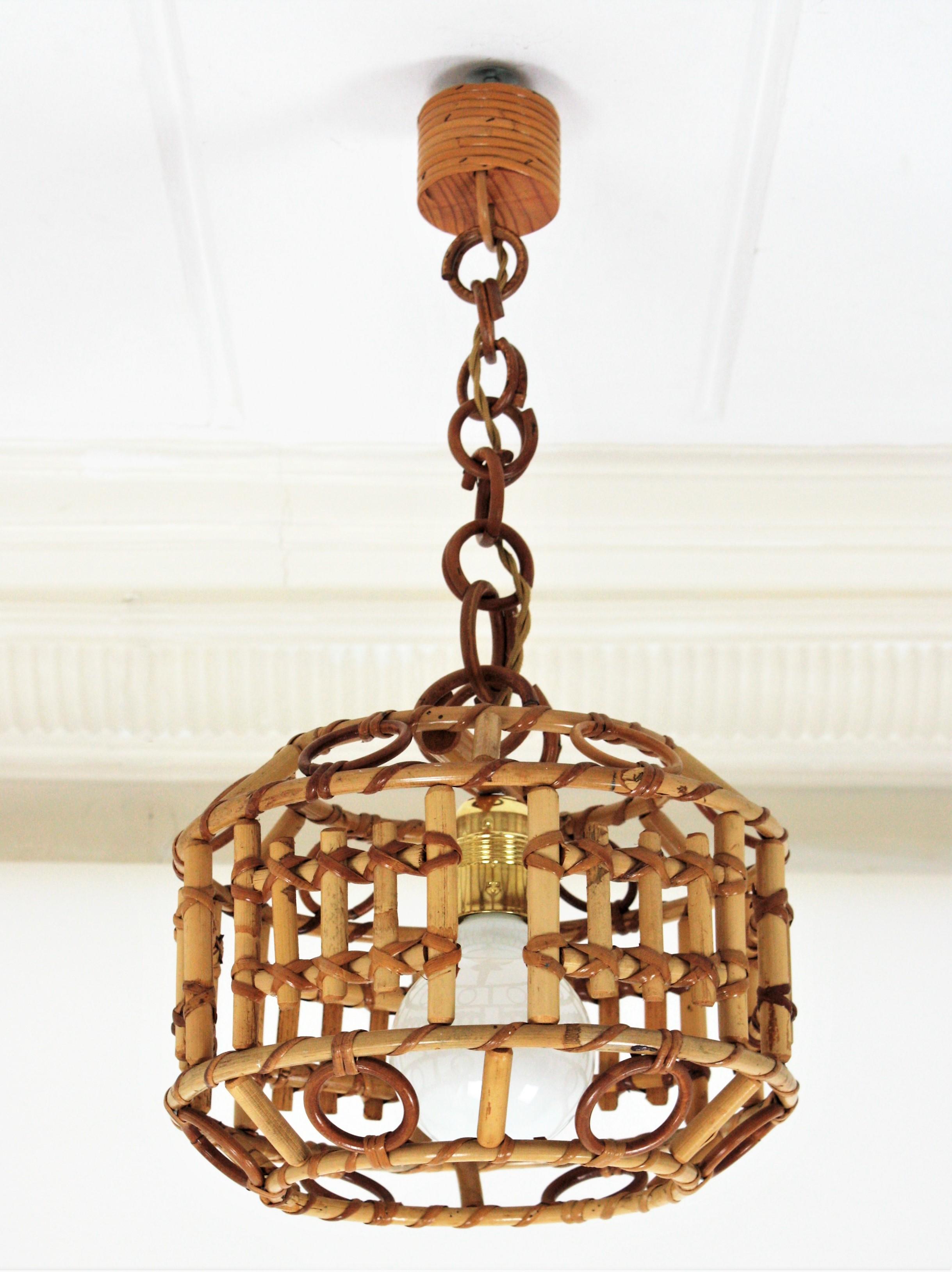 A beautiful handcrafted bamboo, rattan and wicker pendant light or lantern with geometric decorations, Spain, 1960s.
It hangs from a wicker chain that can be modified to make it shorter. The canopy is wrapped with wicker cane.
The geometric design