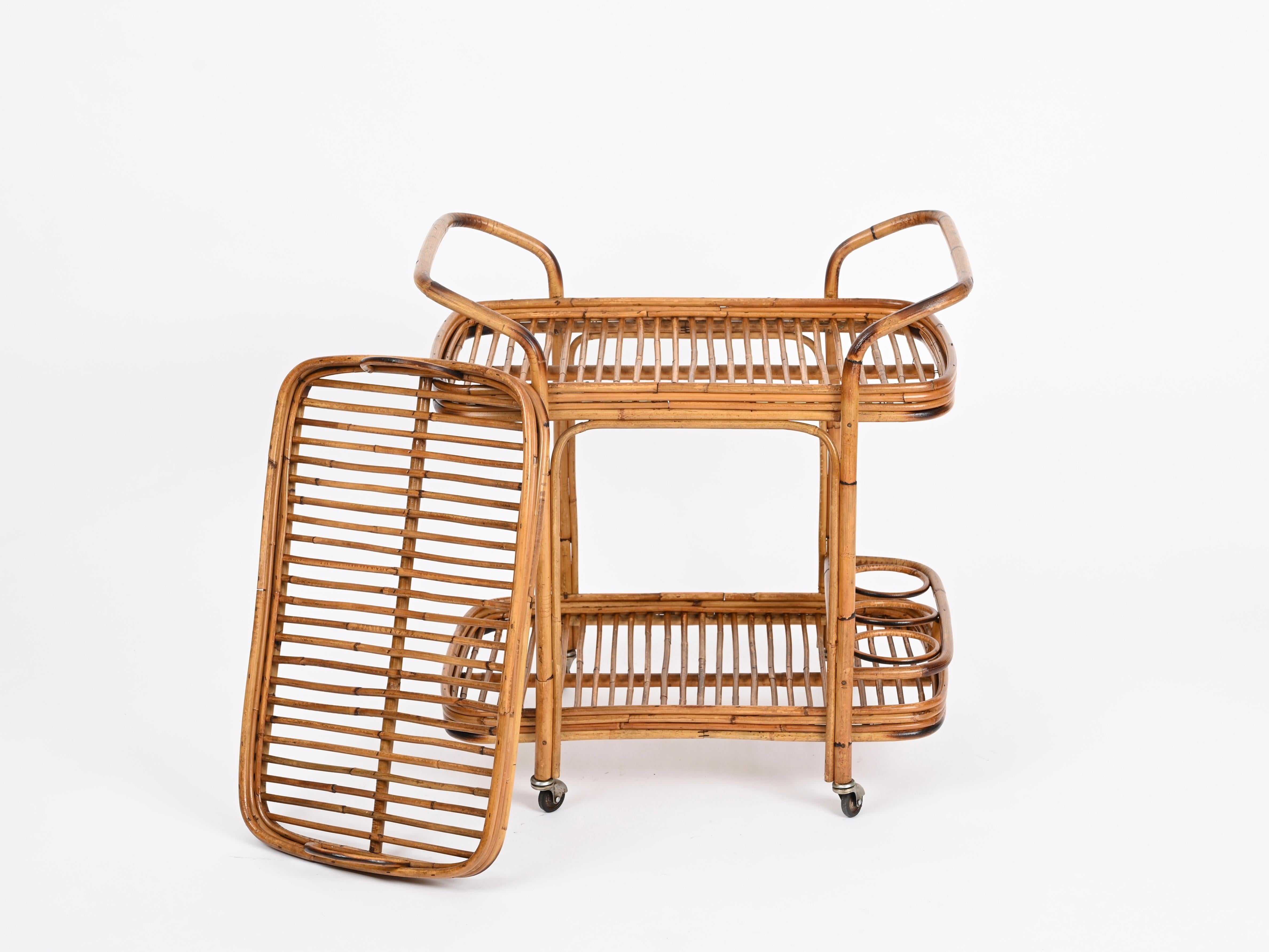 Mid-Century Modern Italian Bamboo and Rattan Serving Bar Cart w/ Removable Top Tray, 1960s For Sale
