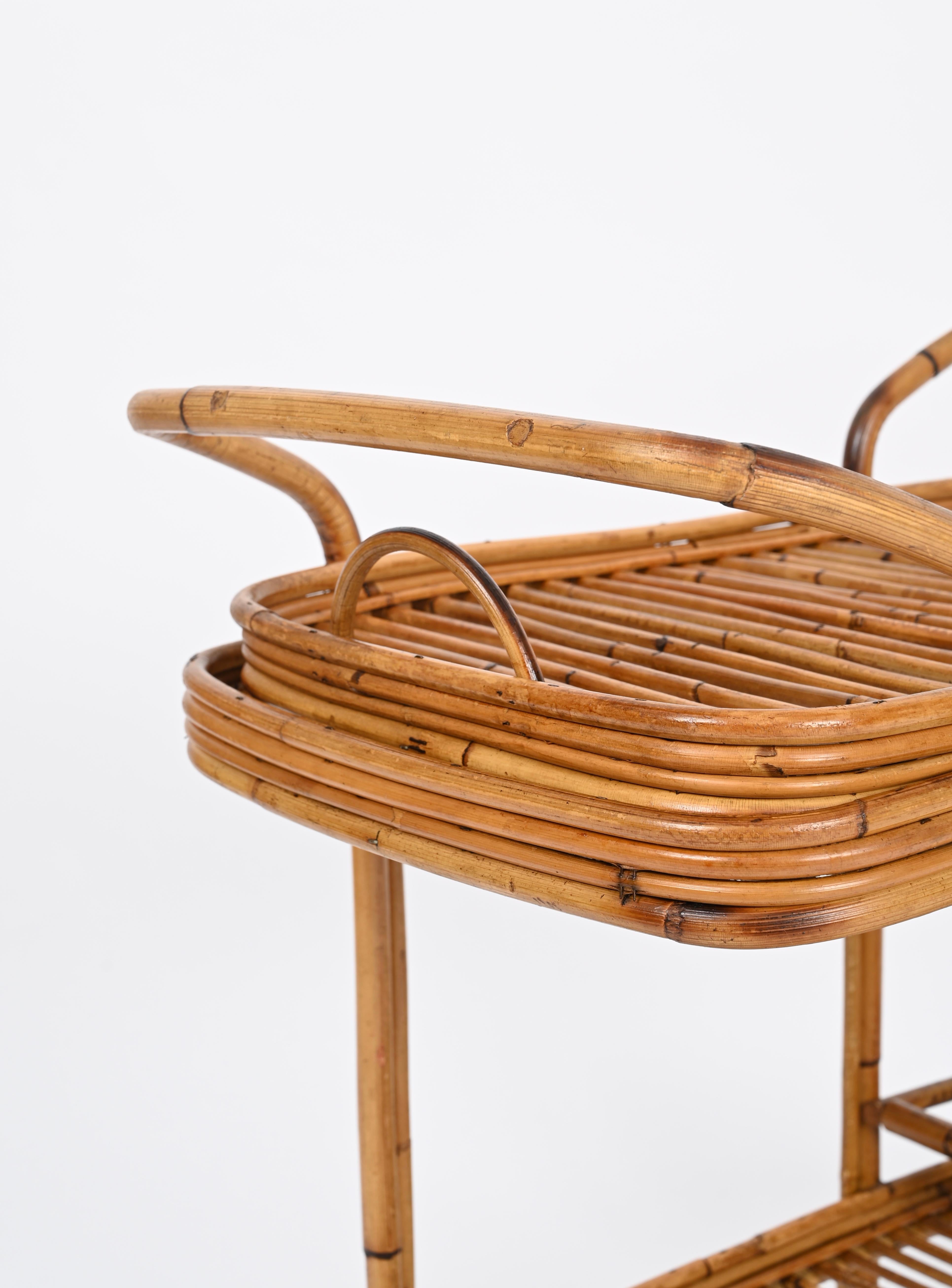 Italian Bamboo and Rattan Serving Bar Cart w/ Removable Top Tray, 1960s In Good Condition For Sale In Roma, IT