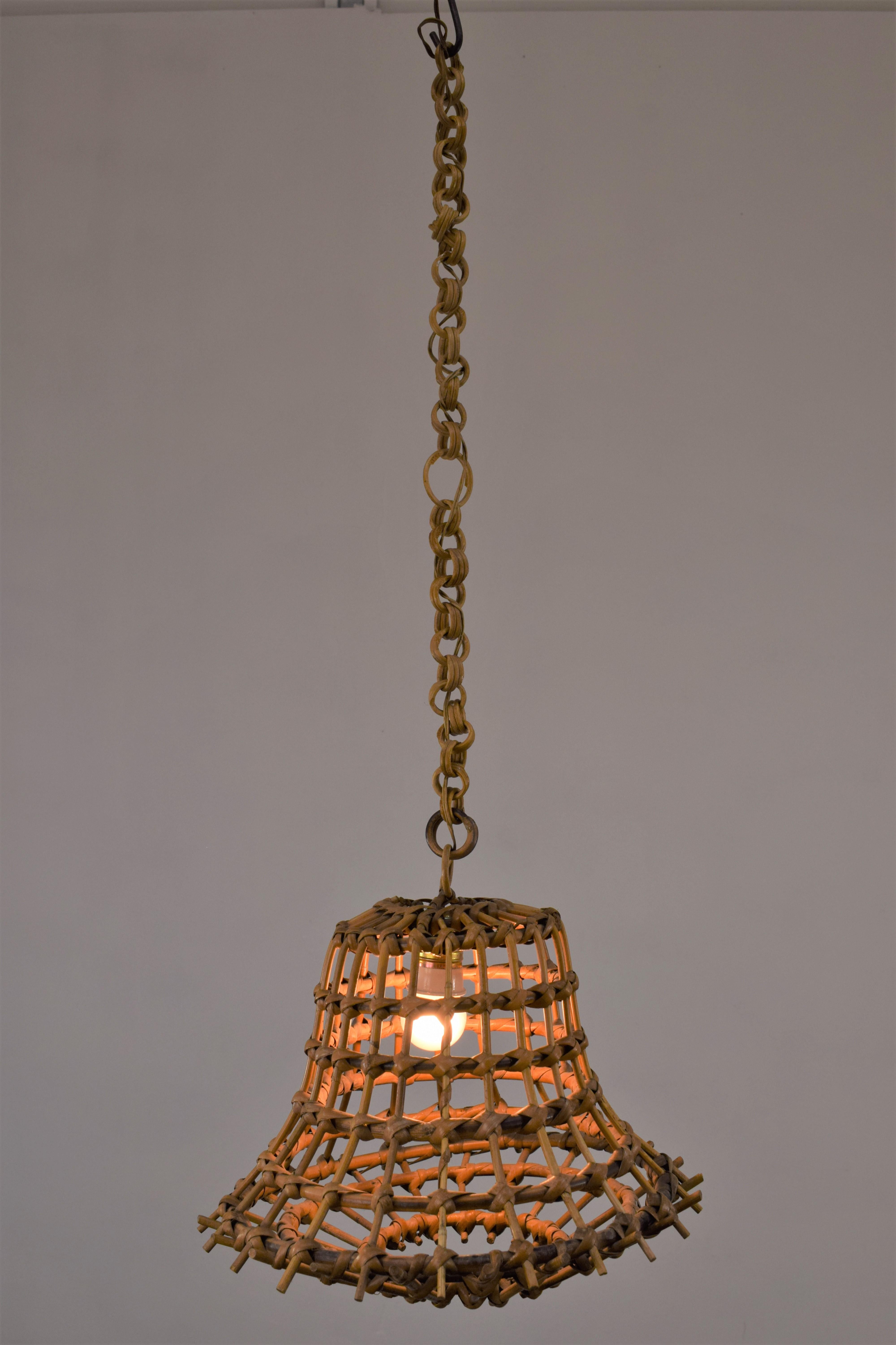 Lustre italien en bambou, années 1960.
Dimensions : H= 87 cm ; P= 36 cm : H= 87 cm ; D= 36 cm.