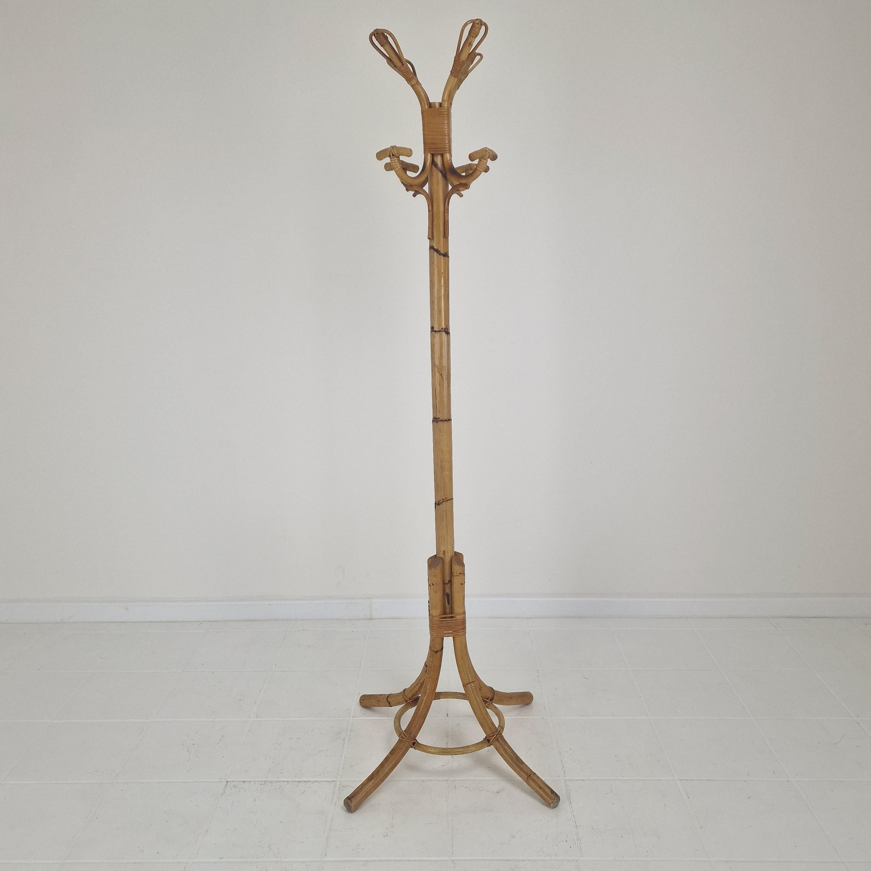 Aggiungi un tocco di nostalgica eleganza alla tua casa con questo bellissimo appendiabiti in bambù. 
Realizzato a mano in bambù naturale, questo affascinante pezzo dona calore, carattere e un tocco retrò a qualsiasi spazio.

Il suo design classico