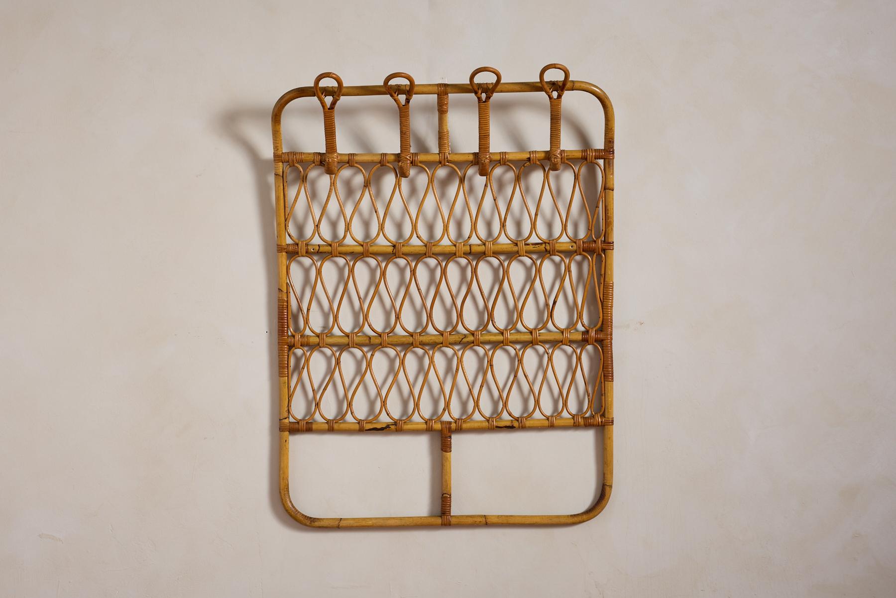Italian bamboo coatrack with whimsical curved design and four large hooks.
Rectangular shape with curved corners and nice lighter bamboo color 

Italy, 1950s