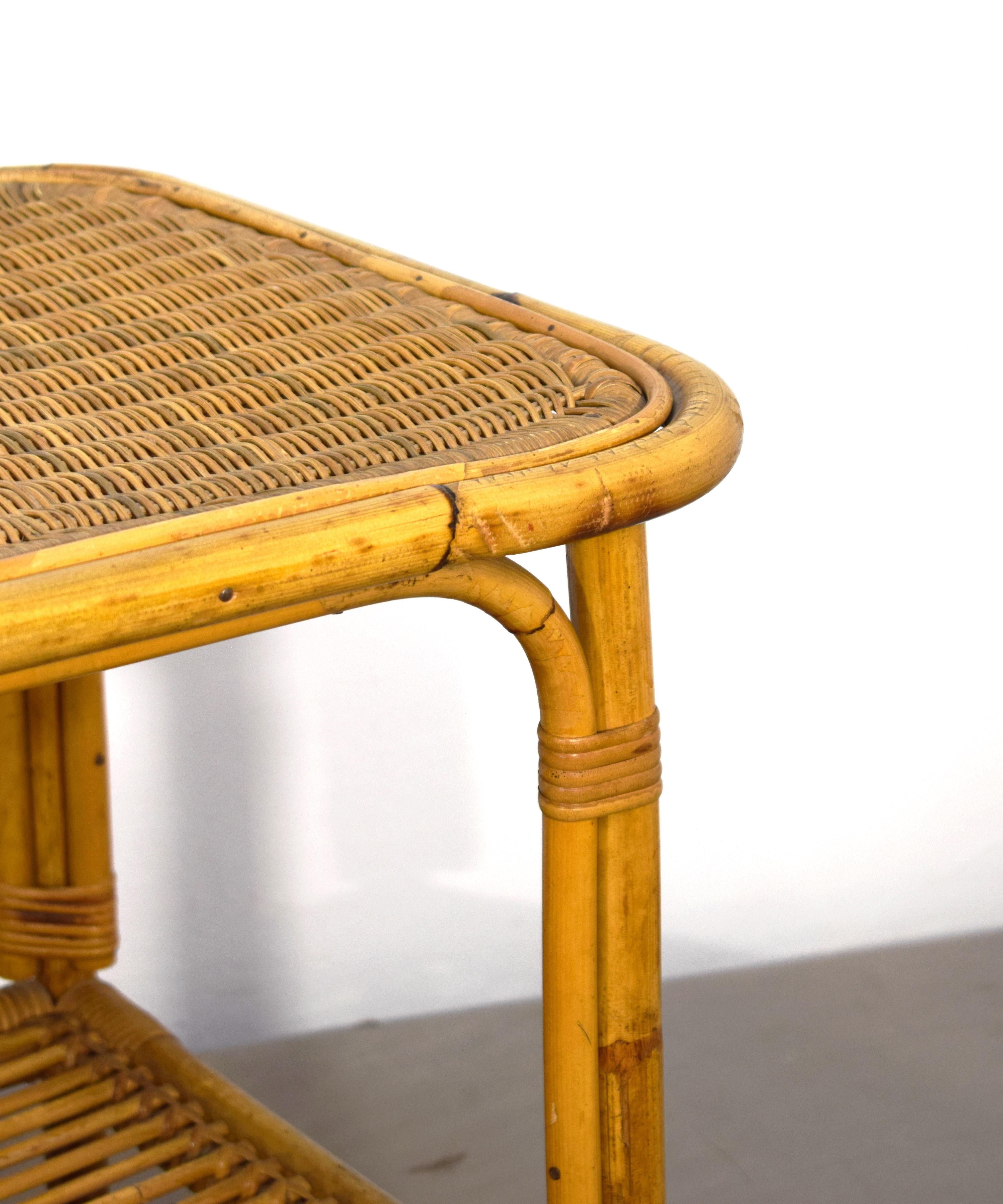 Table basse italienne en bambou, années 1960.
Dimensions : H= 55 cm ; L= 86 cm ; P= 50 cm.