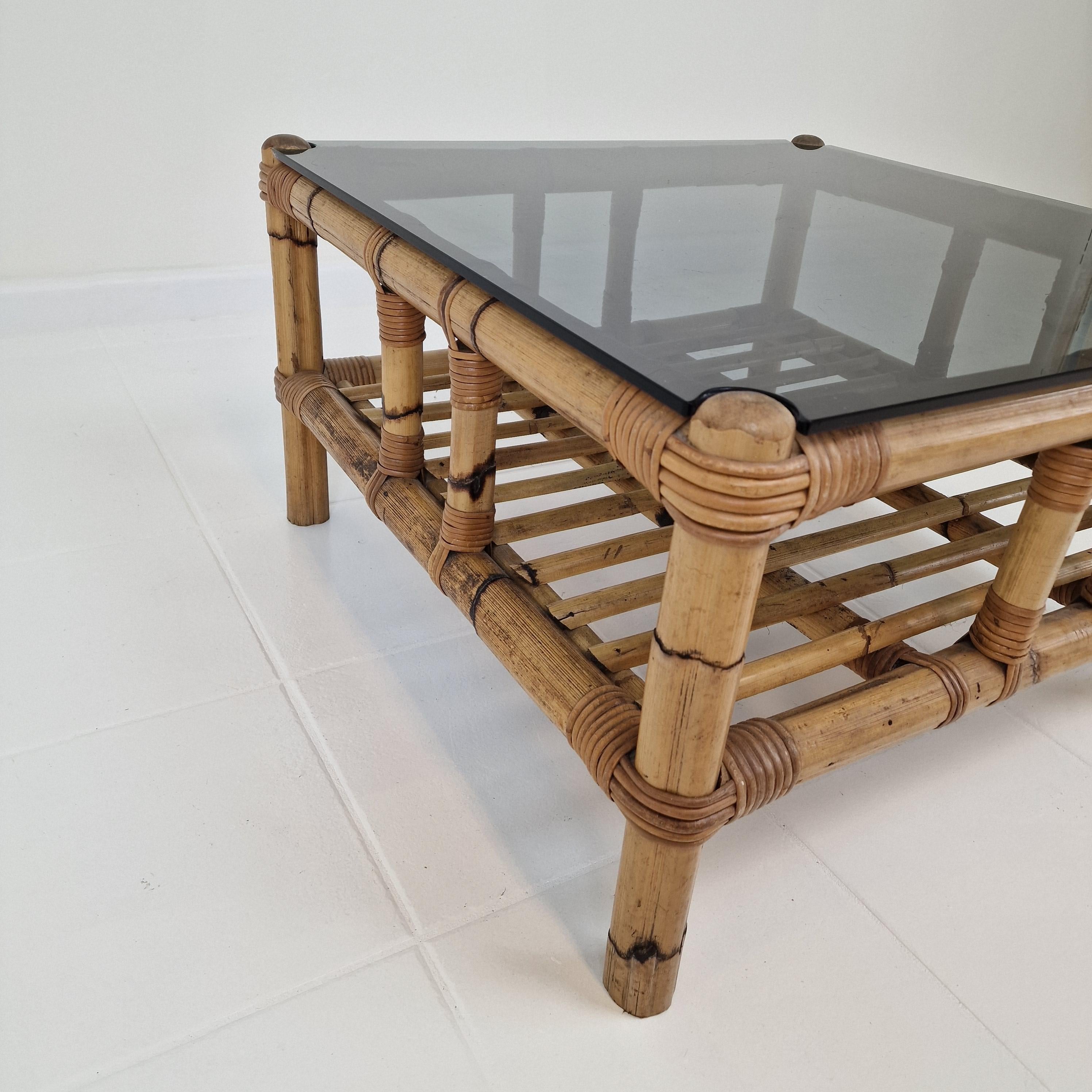 Table basse italienne en bambou avec verre fumé, 1970 en vente 3