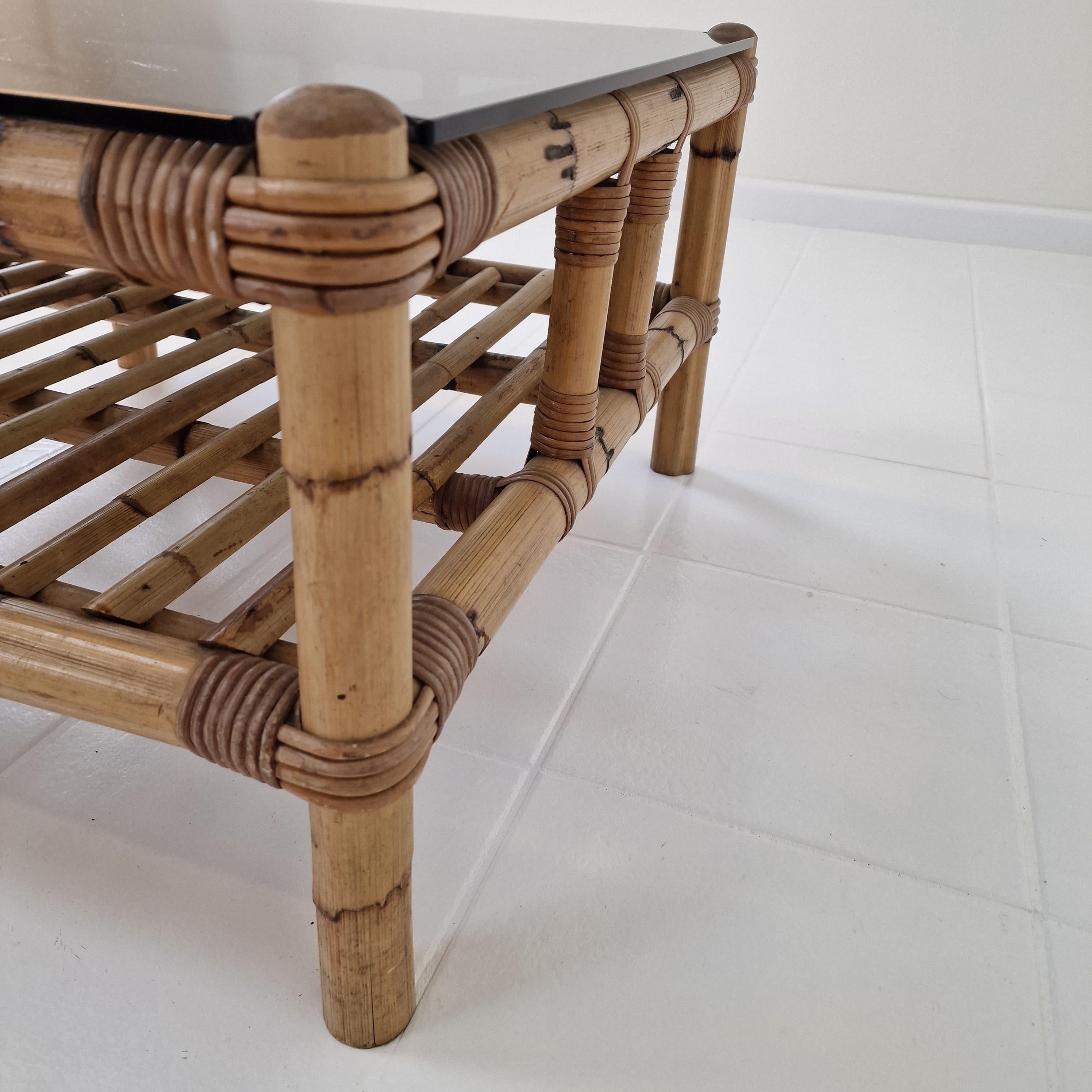 Table basse italienne en bambou avec verre fumé, 1970 en vente 4