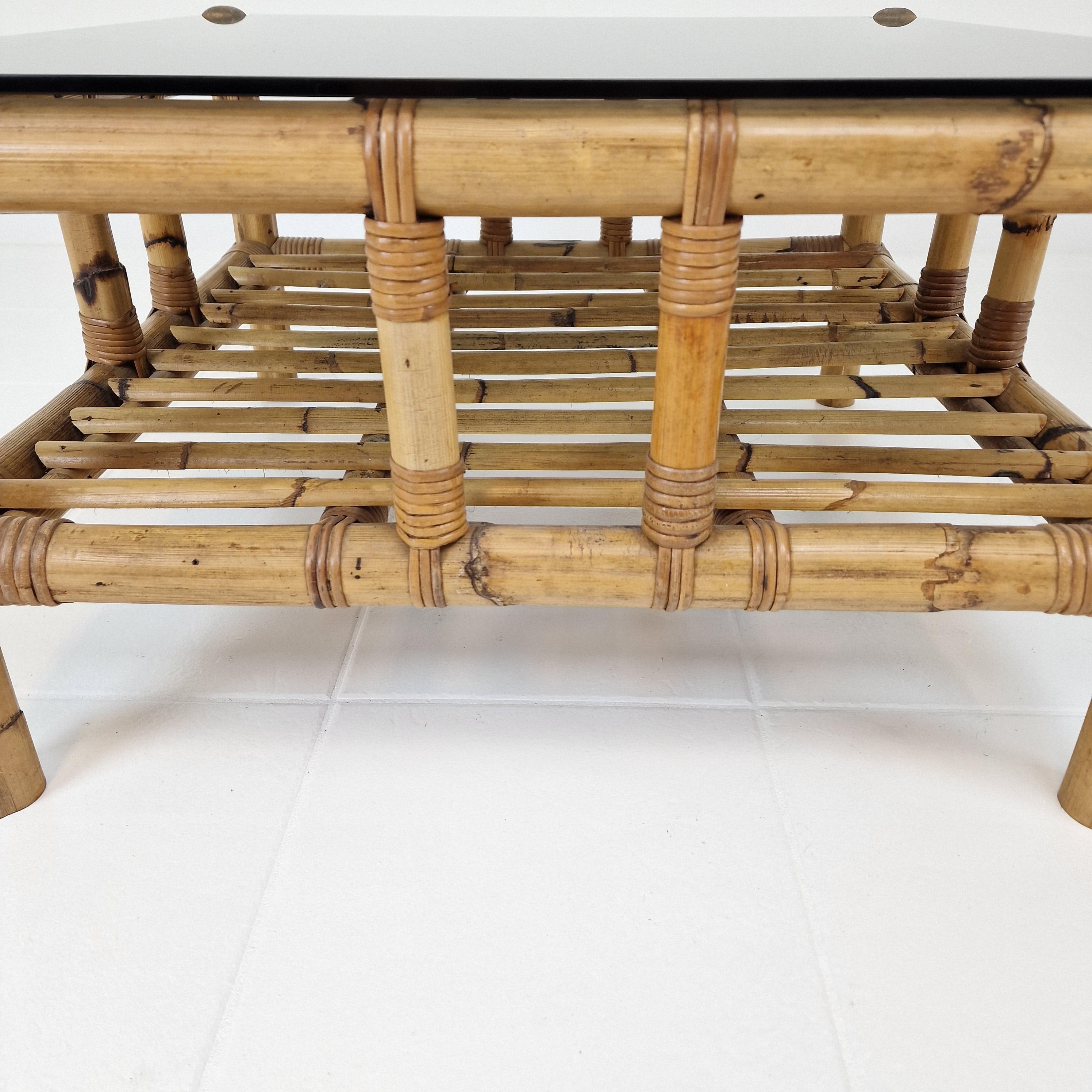 Table basse italienne en bambou avec verre fumé, 1970 en vente 5