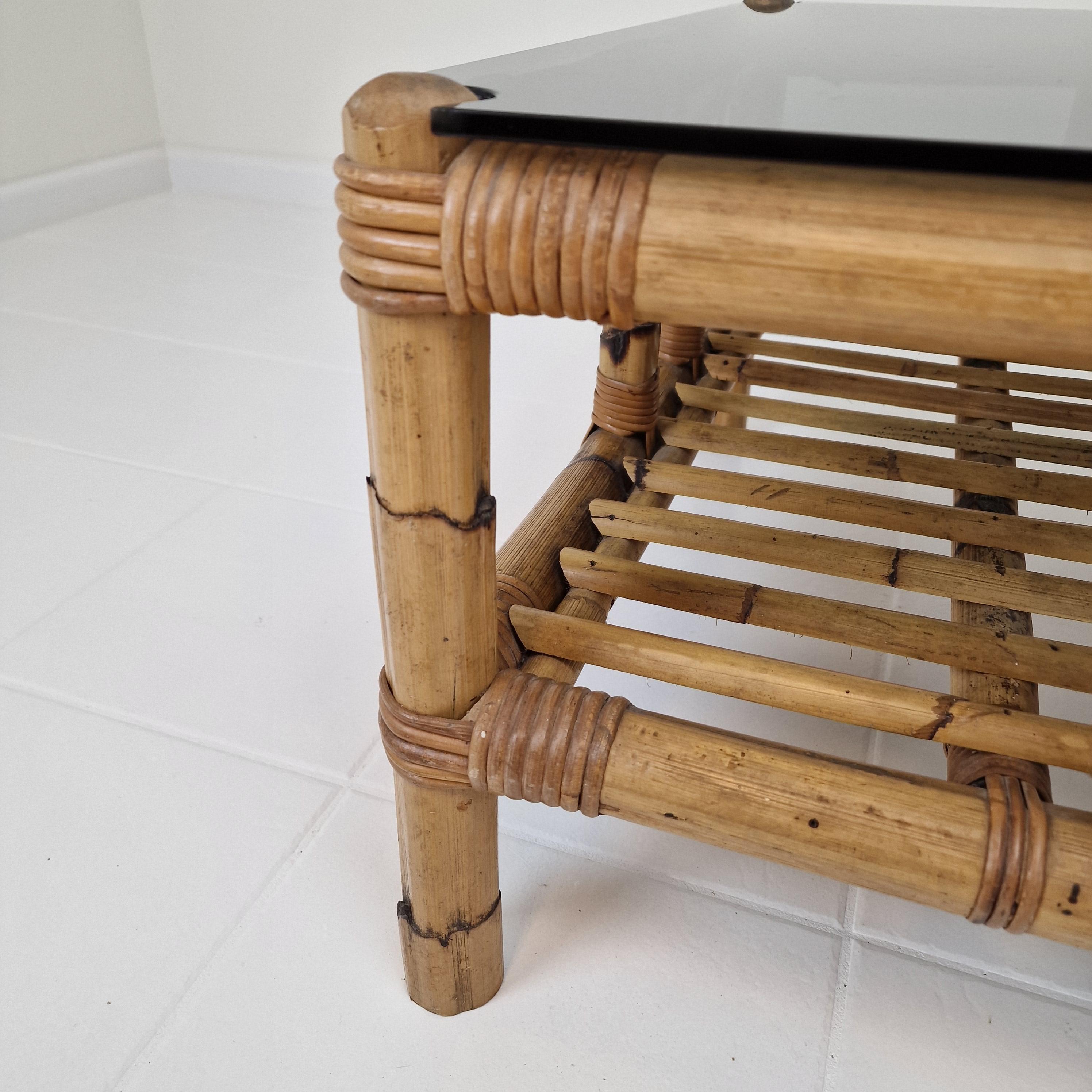 Table basse italienne en bambou avec verre fumé, 1970 en vente 7