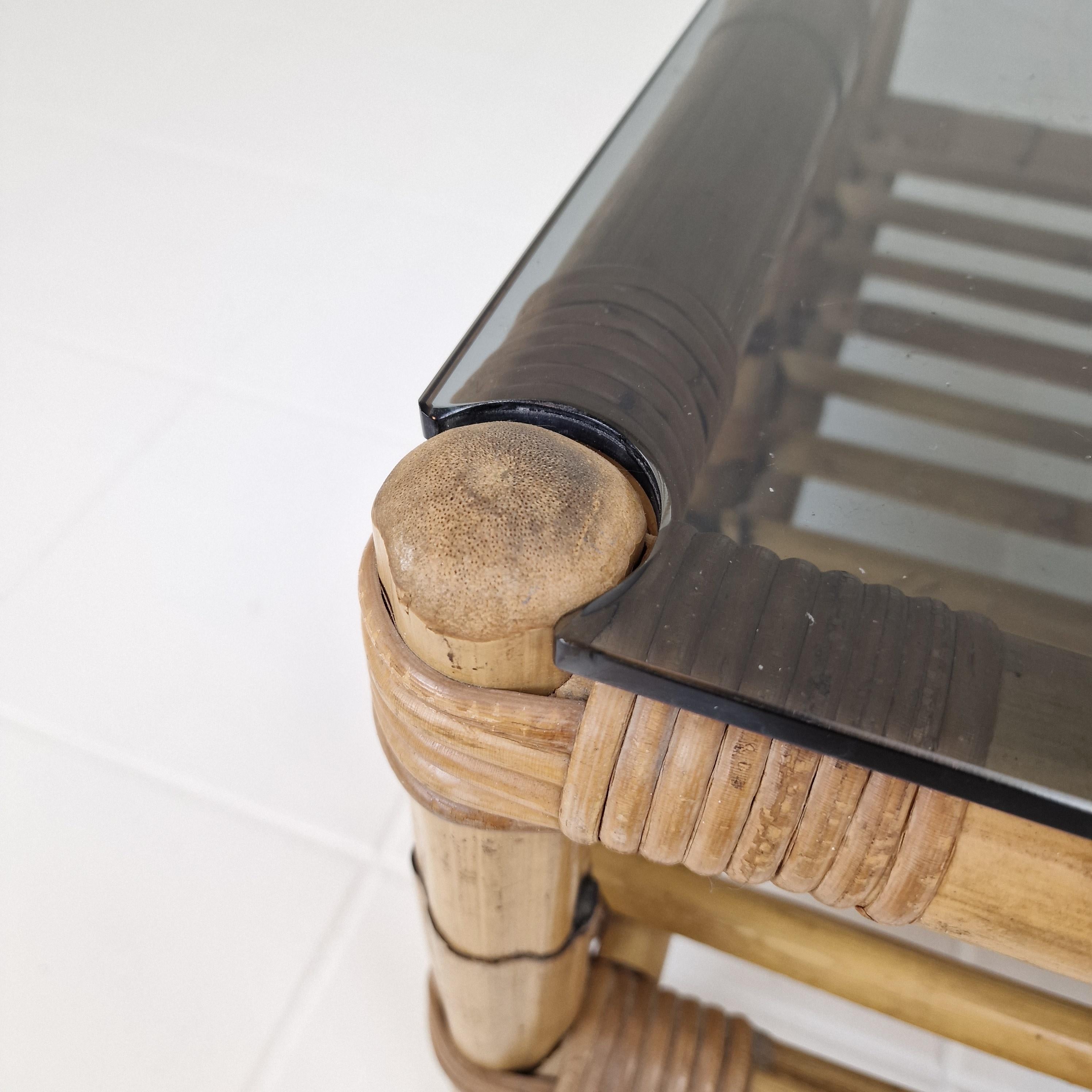 Table basse italienne en bambou avec verre fumé, 1970 en vente 8