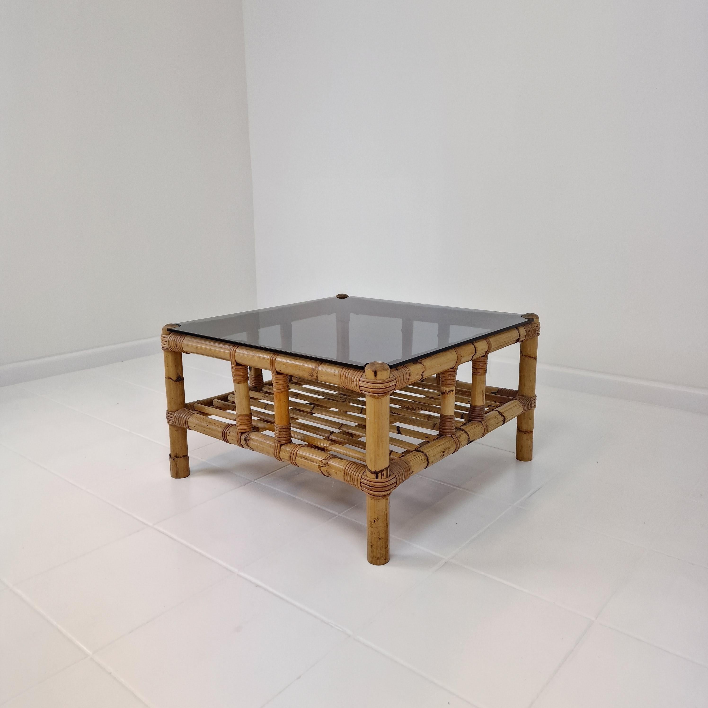Mid-Century Modern Table basse italienne en bambou avec verre fumé, 1970 en vente
