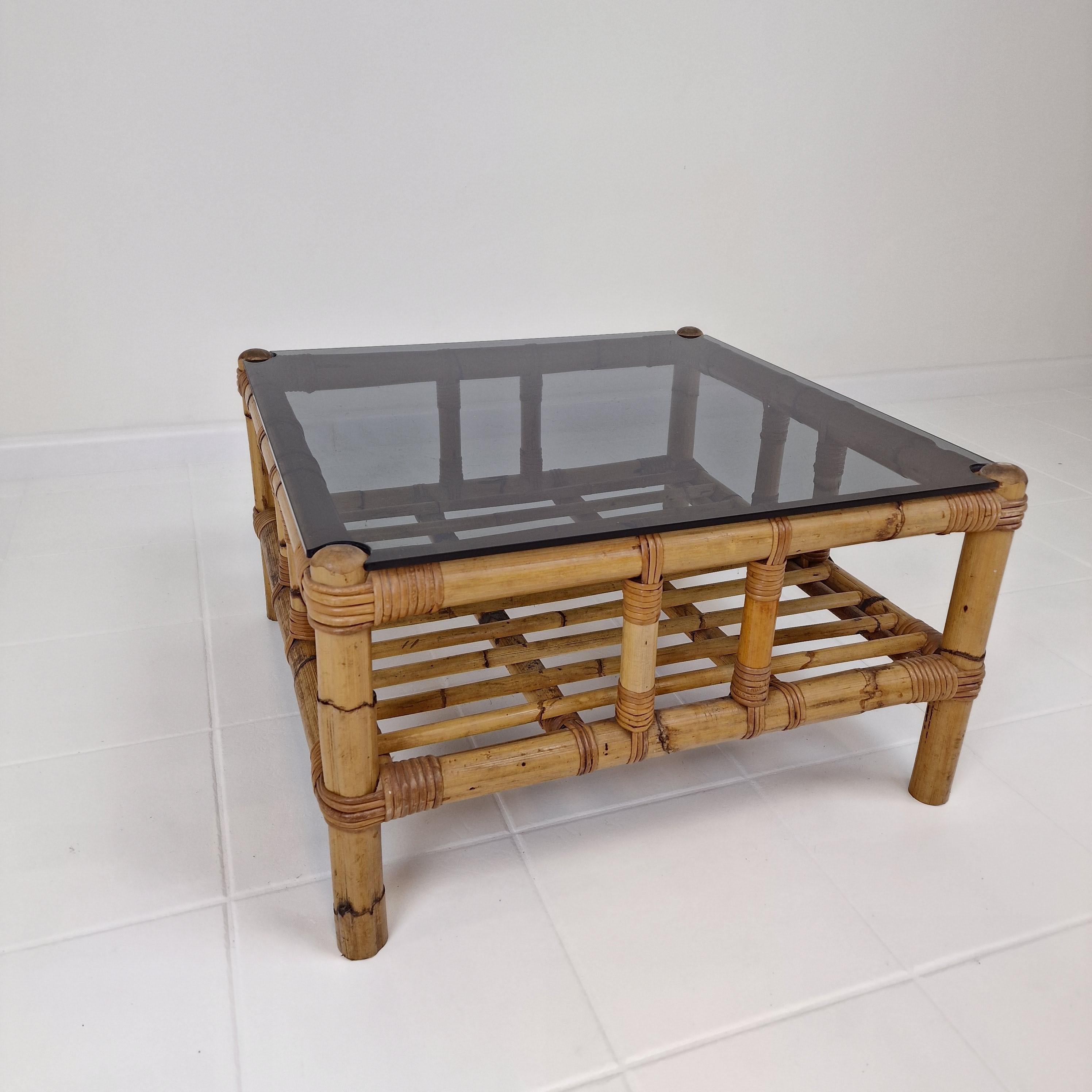 Fait main Table basse italienne en bambou avec verre fumé, 1970 en vente
