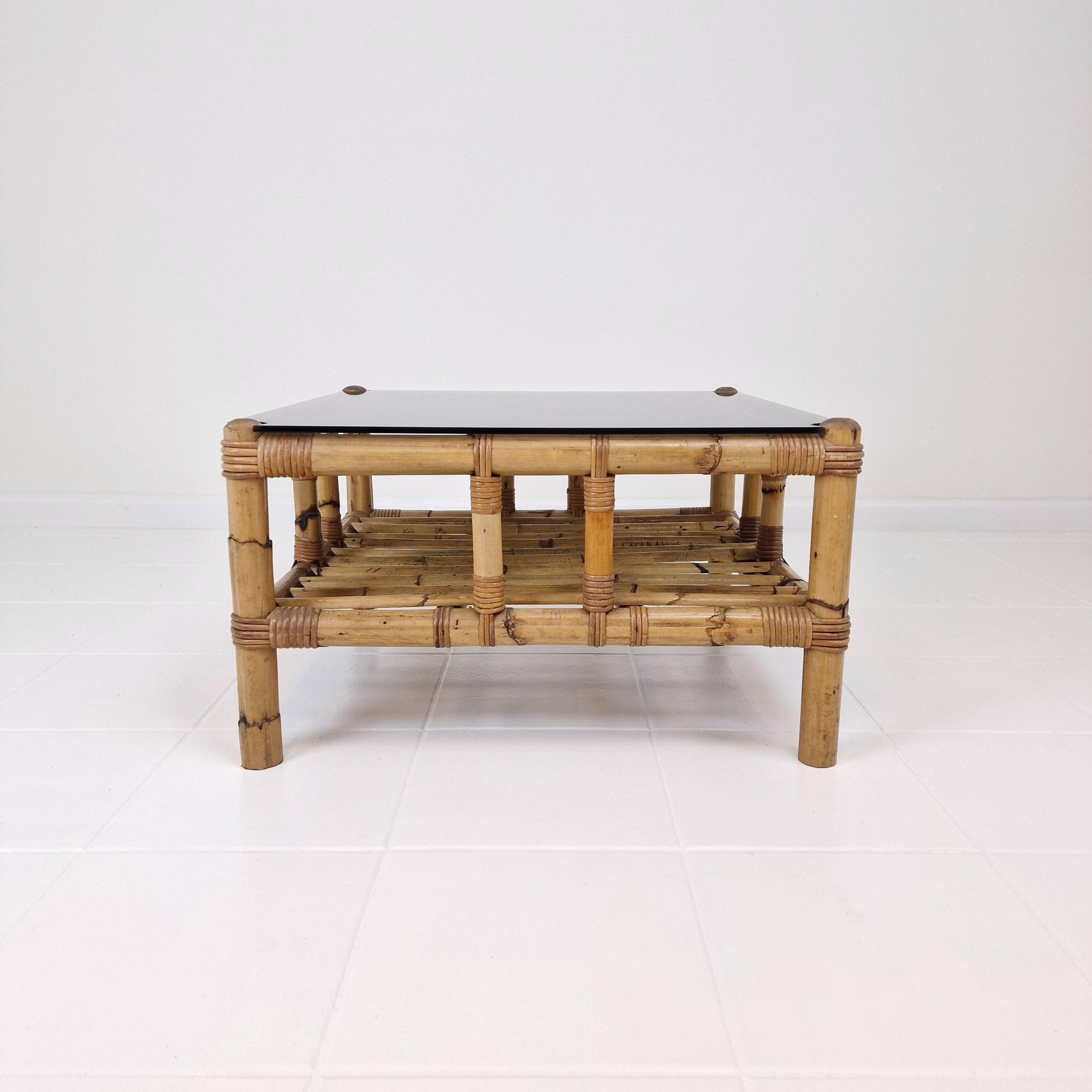 Table basse italienne en bambou avec verre fumé, 1970 Bon état - En vente à Oud Beijerland, NL