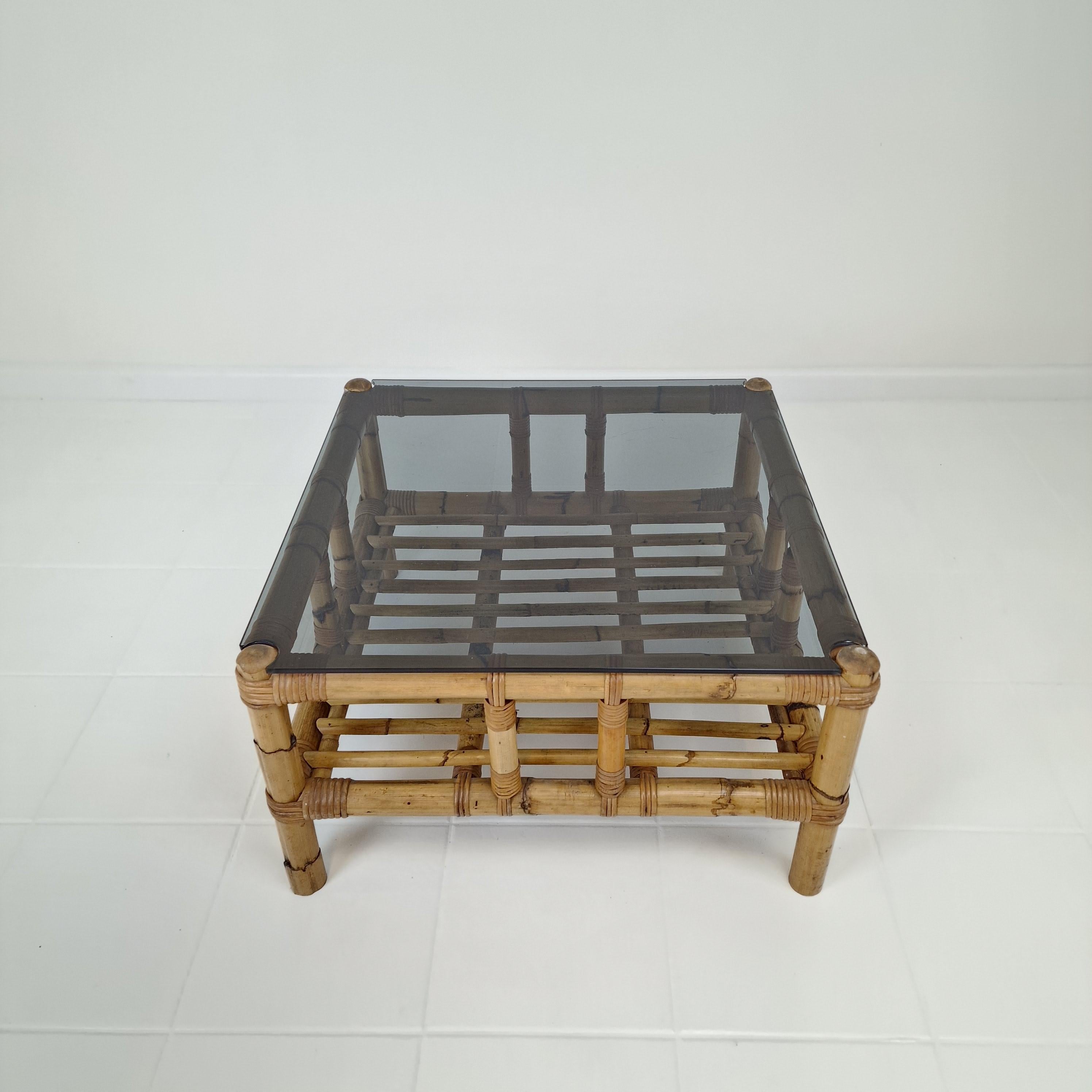 Fin du 20e siècle Table basse italienne en bambou avec verre fumé, 1970 en vente