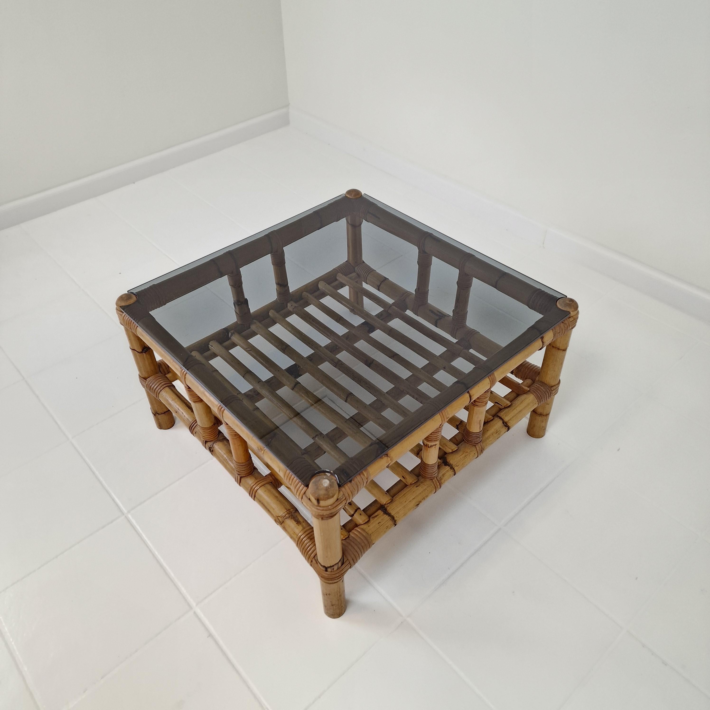 Table basse italienne en bambou avec verre fumé, 1970 en vente 1
