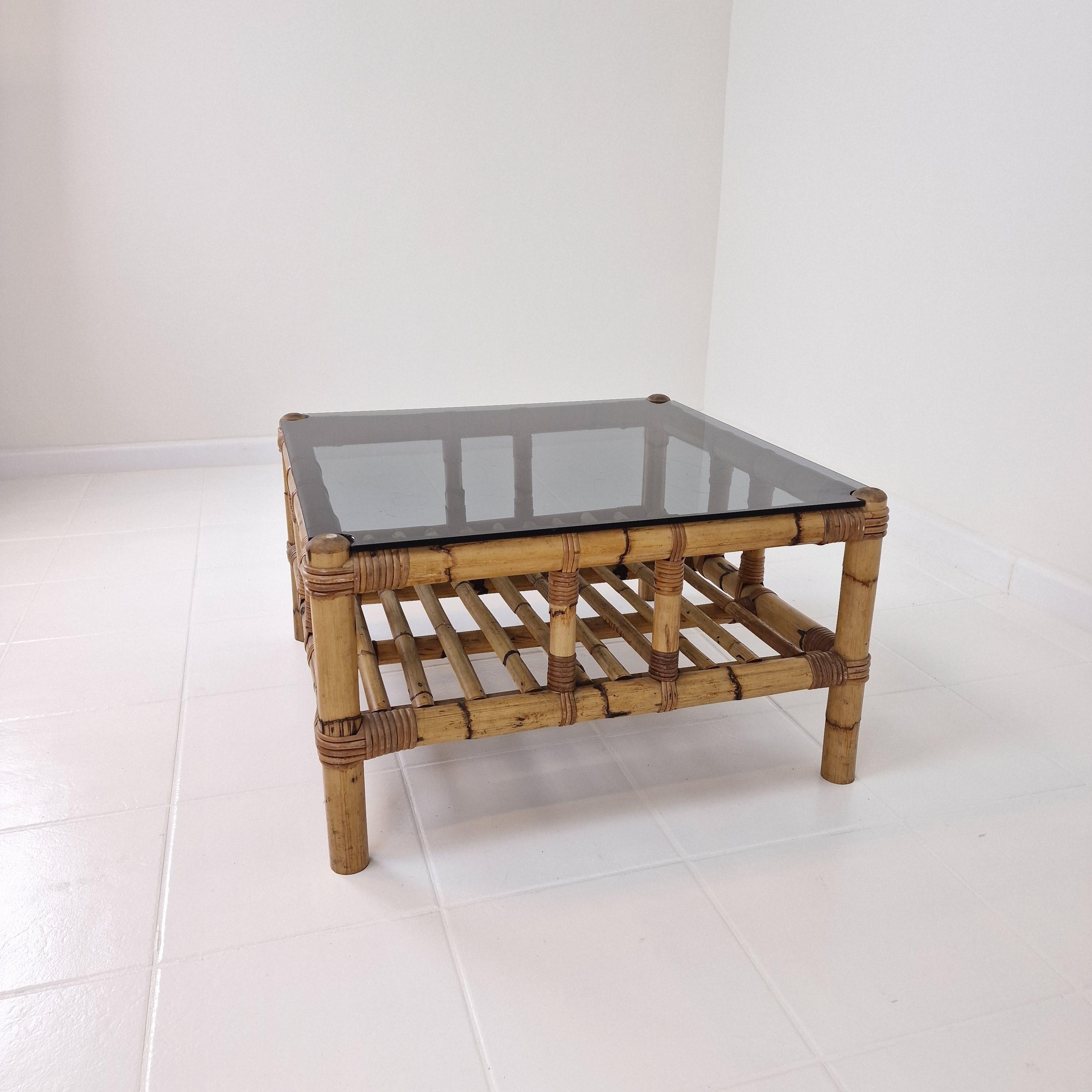 Table basse italienne en bambou avec verre fumé, 1970 en vente 2