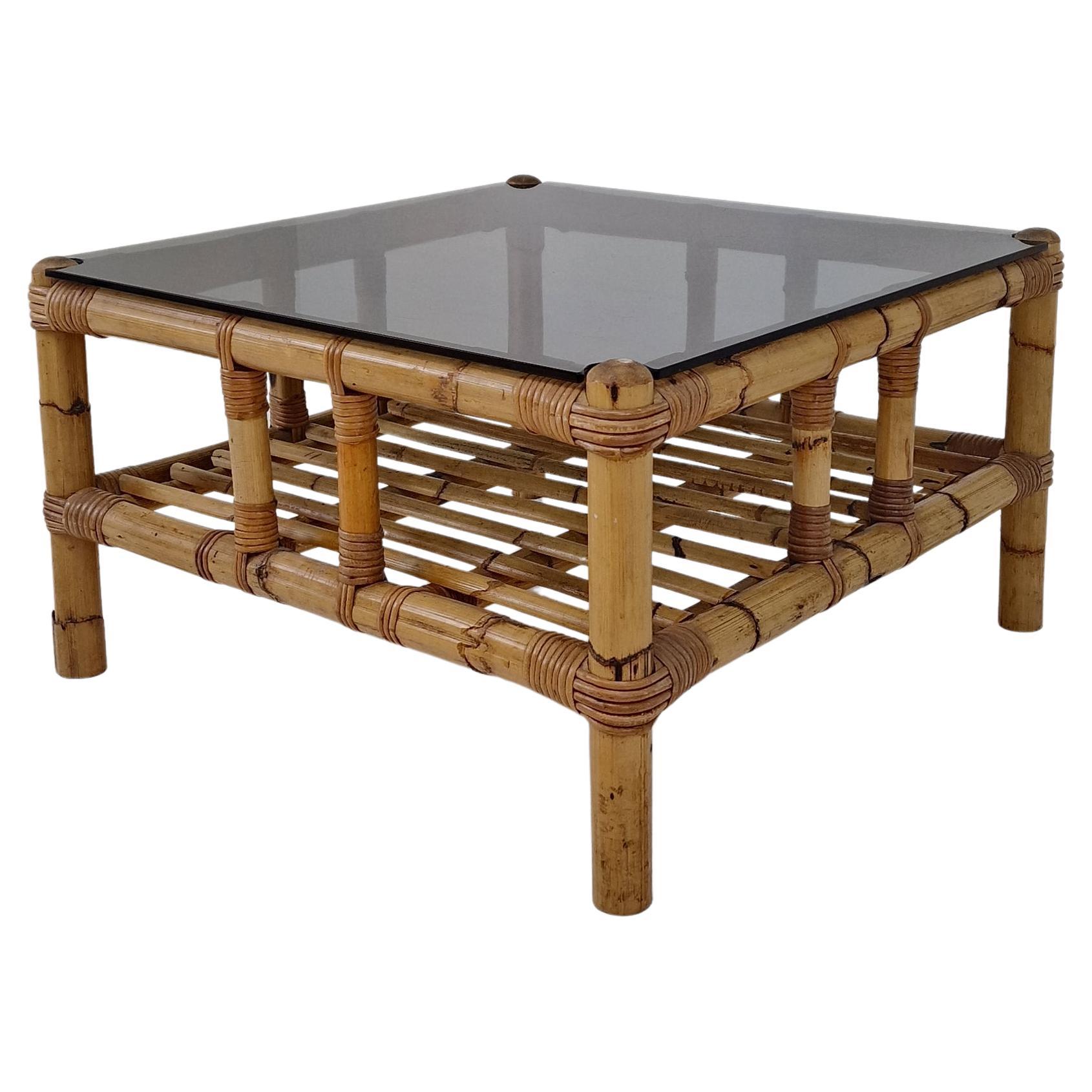 Italienischer Couchtisch aus Bambus mit Rauchglas, 1970er Jahre
