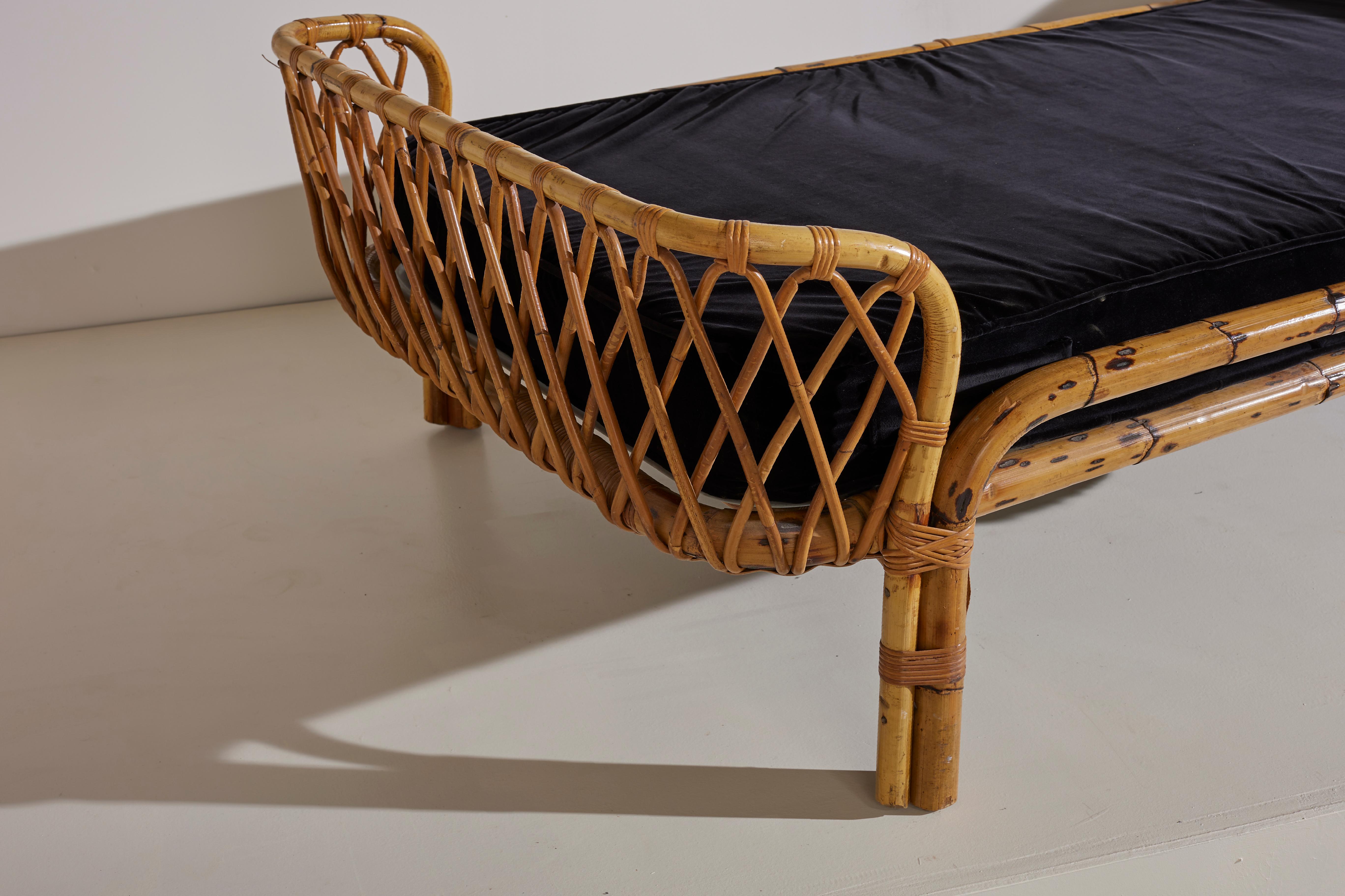 A beautiful daybed designed and produced by Bonacina in the 1960s.
In its original excellent vintage condition with a great patina.

Dimensions: 207x102x65cm (DxWxH).