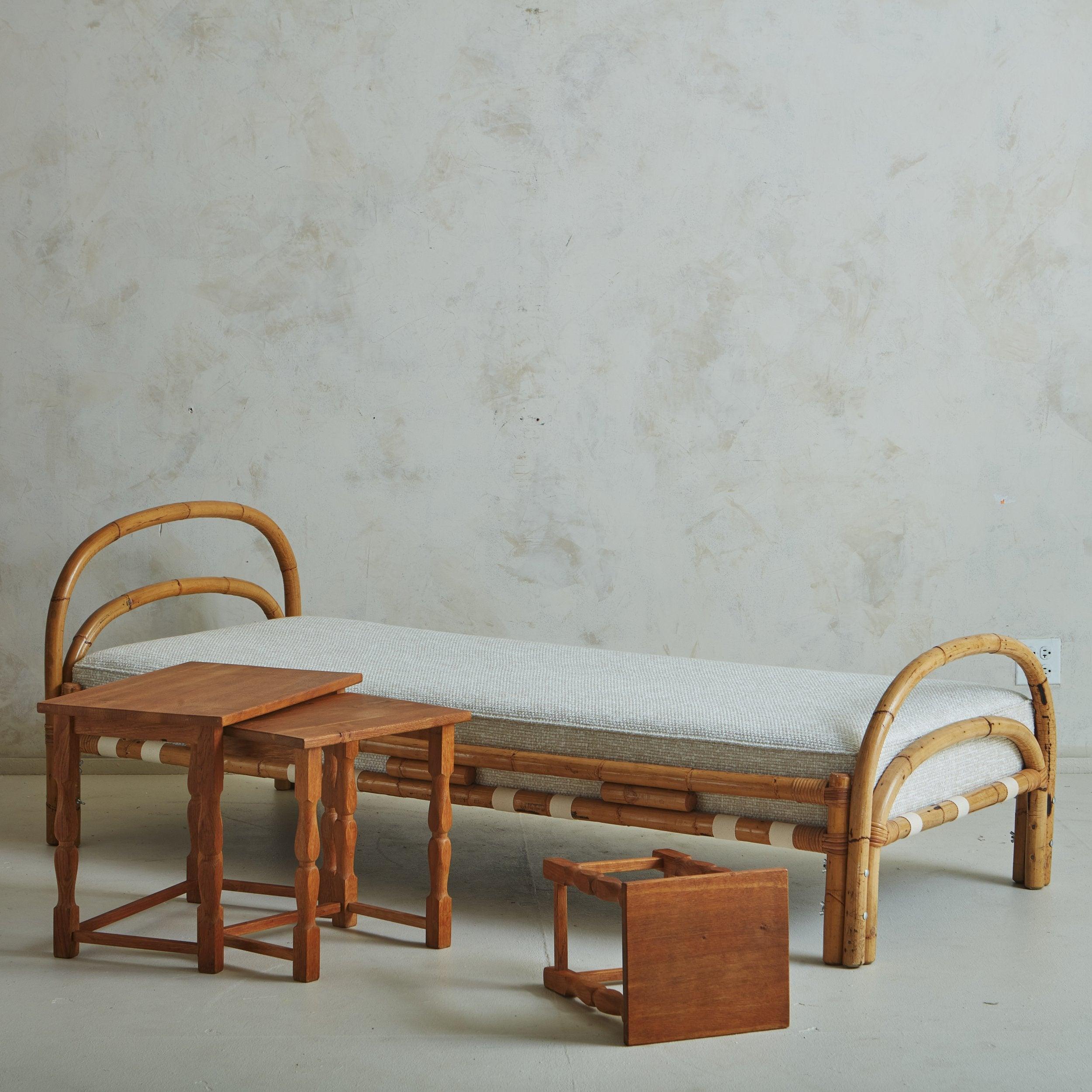 Un lit de jour italien intemporel du milieu du siècle avec un cadre incurvé en bambou et en canne. Ce meuble dispose d'un coussin de matelas qui a été fraîchement retapissé dans un beau tissu bouclé tissé gris avec des détails de passepoil simple.