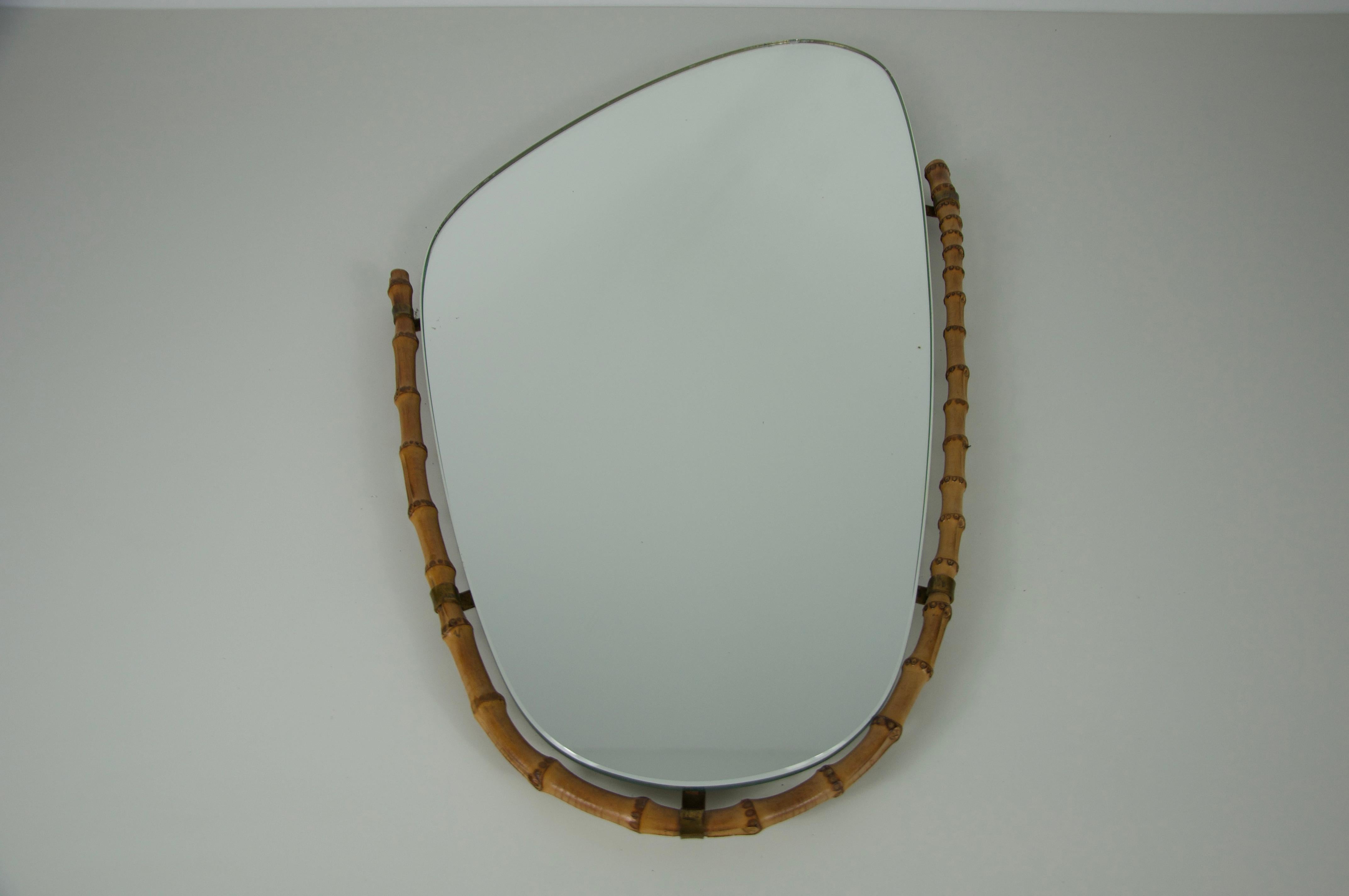 Milieu du XXe siècle Miroir mural italien encadré de bambou, années 1960, Italie en vente
