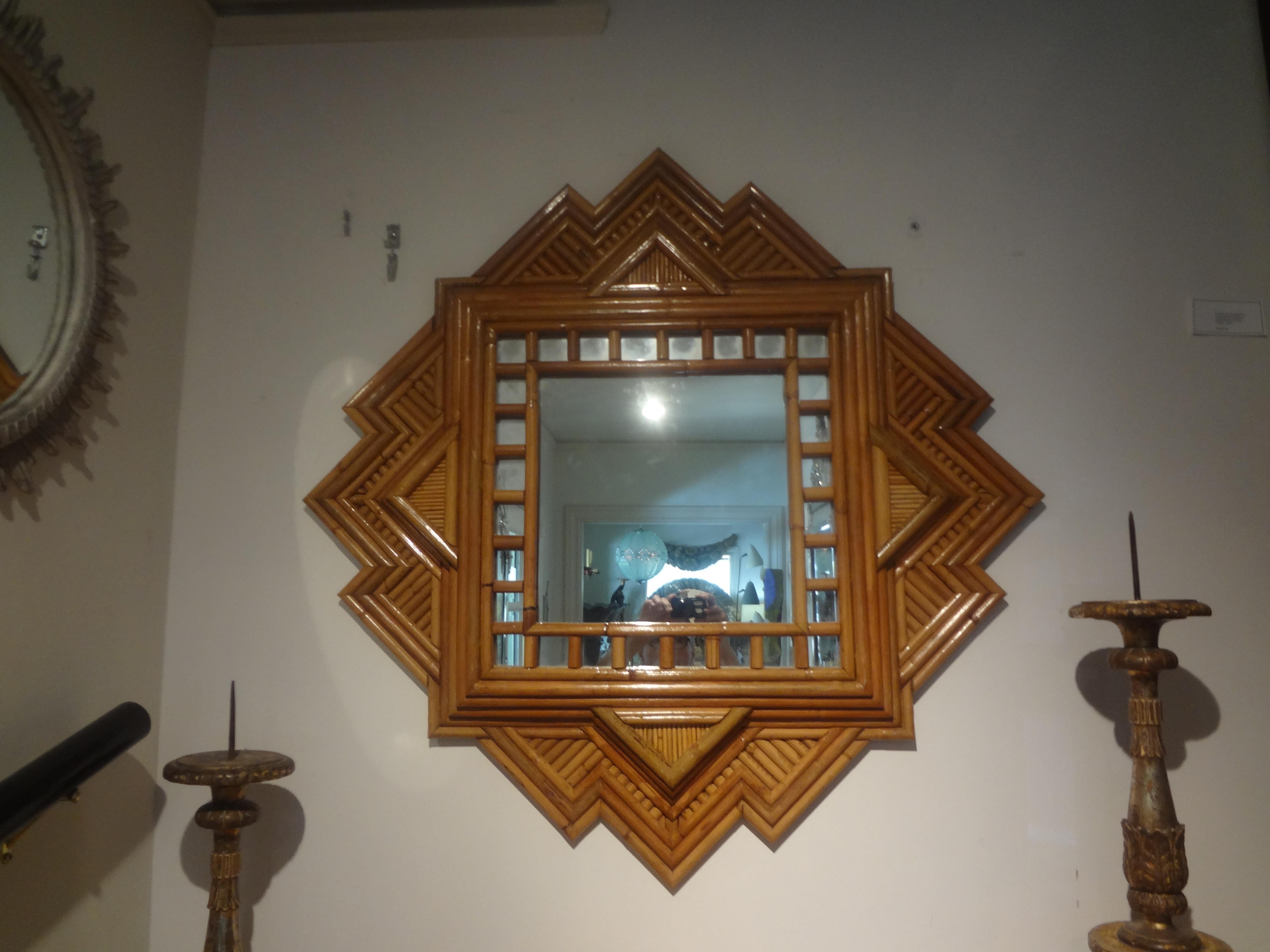 Miroir italien en bambou par Maurizio Mariani pour Vivai del Sud
Ce miroir en rotin fendu, miroir en bambou ou miroir ensoleillé de la Riviera italienne présente une forme géométrique très intéressante et sera à coup sûr le point de mire de la pièce