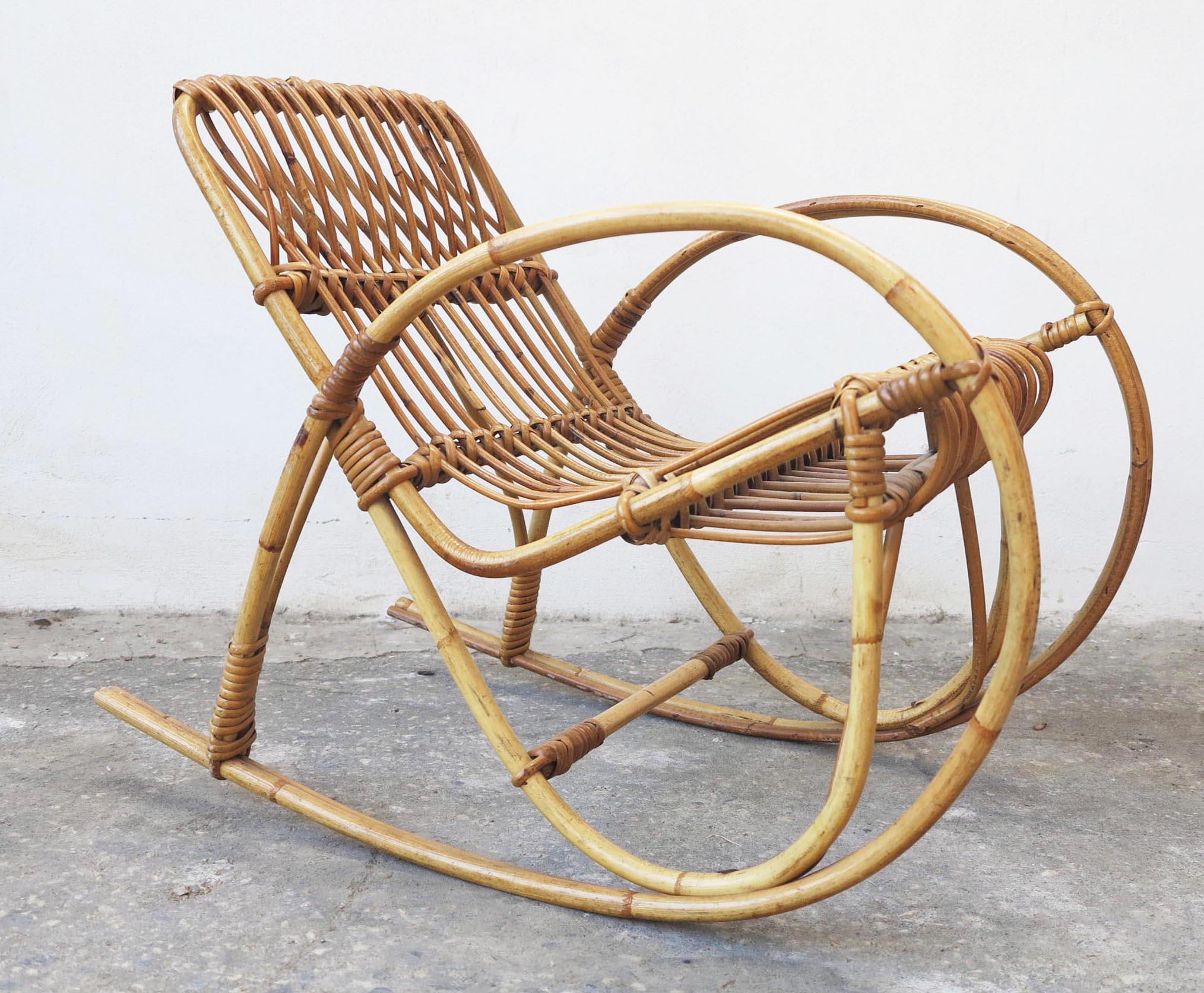 Amazing rattan or bamboo rocking child's chair attributed to bonacina.
There are beautiful curved lines on the sideways and an harmonious general shape.
Perfect condition.