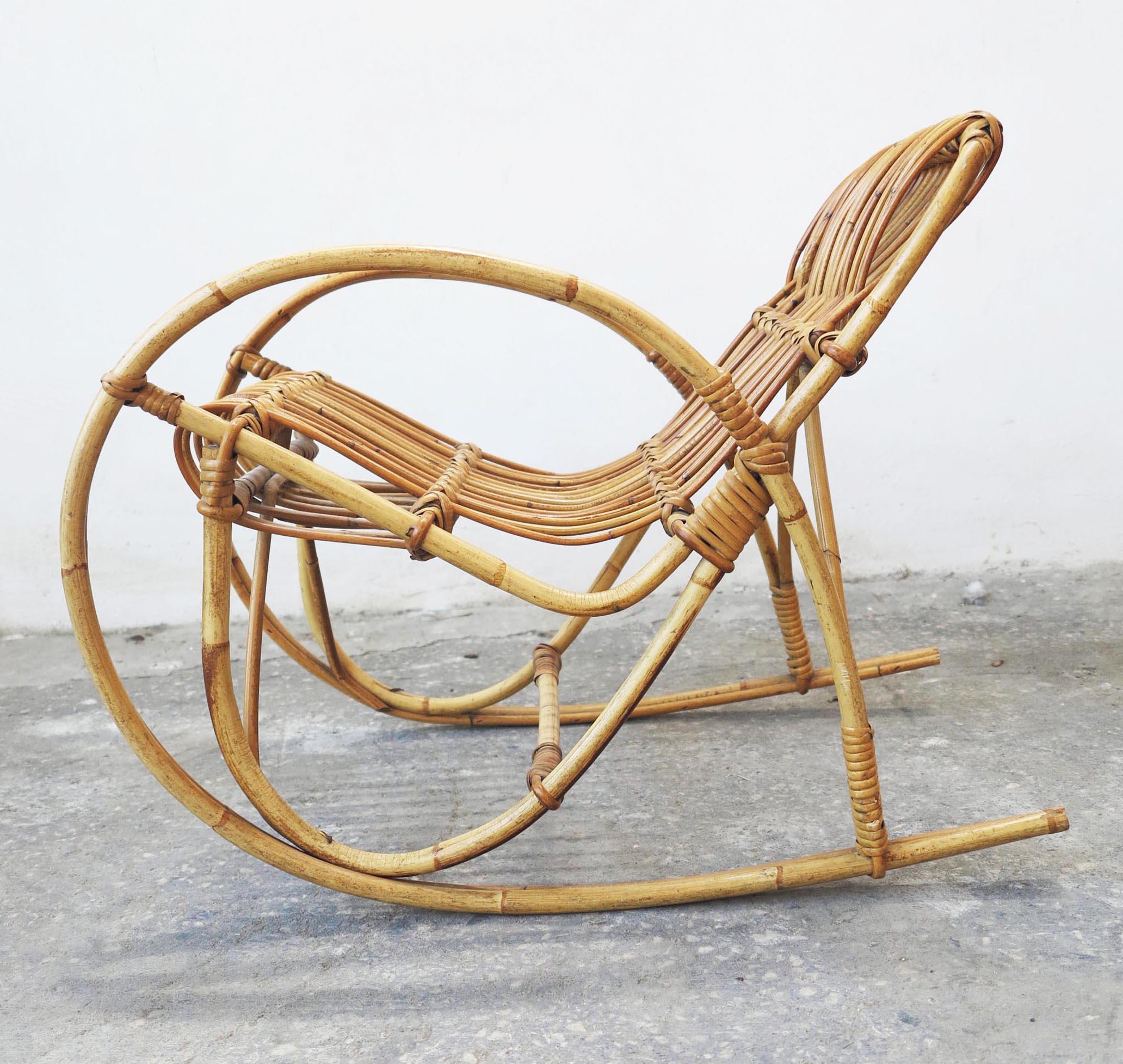 Italian Bamboo or Rattan Rocking Child's Chair, Midcentury Style, Bonacina Style (Italienisch) im Angebot