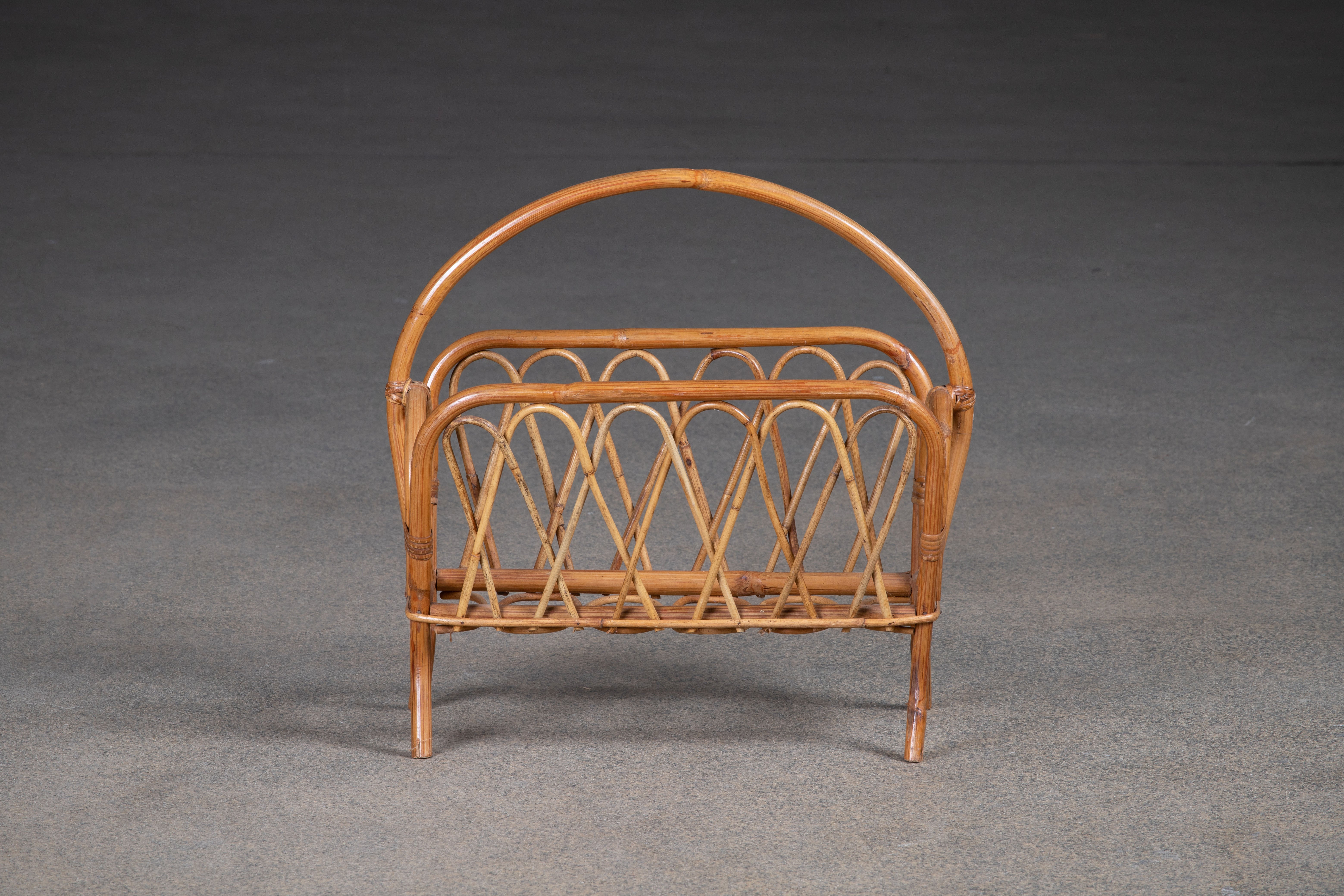A lovely magazine rack made of high quality rattan in the style of Franco Albini, manufactured in Italy around 1950. This elegant piece has very nicely curved shapes, nicely integrated into a practical and stylish magazine holder! It remains in