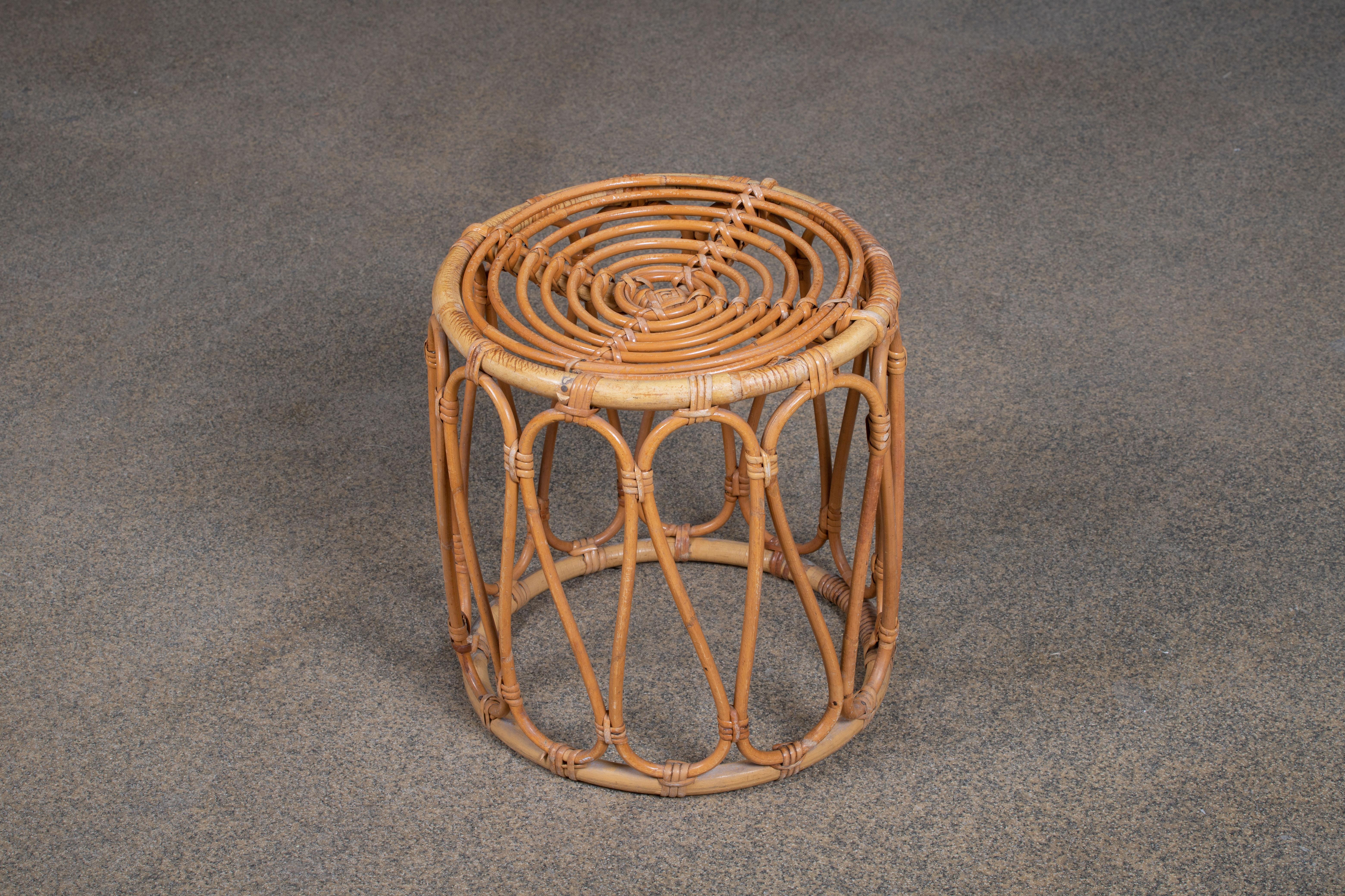 A lovely magazine rack made of high quality rattan in the style of Franco Albini, manufactured in Italy around 1950. This elegant piece has very nicely curved shapes, nicely integrated into a practical and stylish magazine holder! 
It remains in