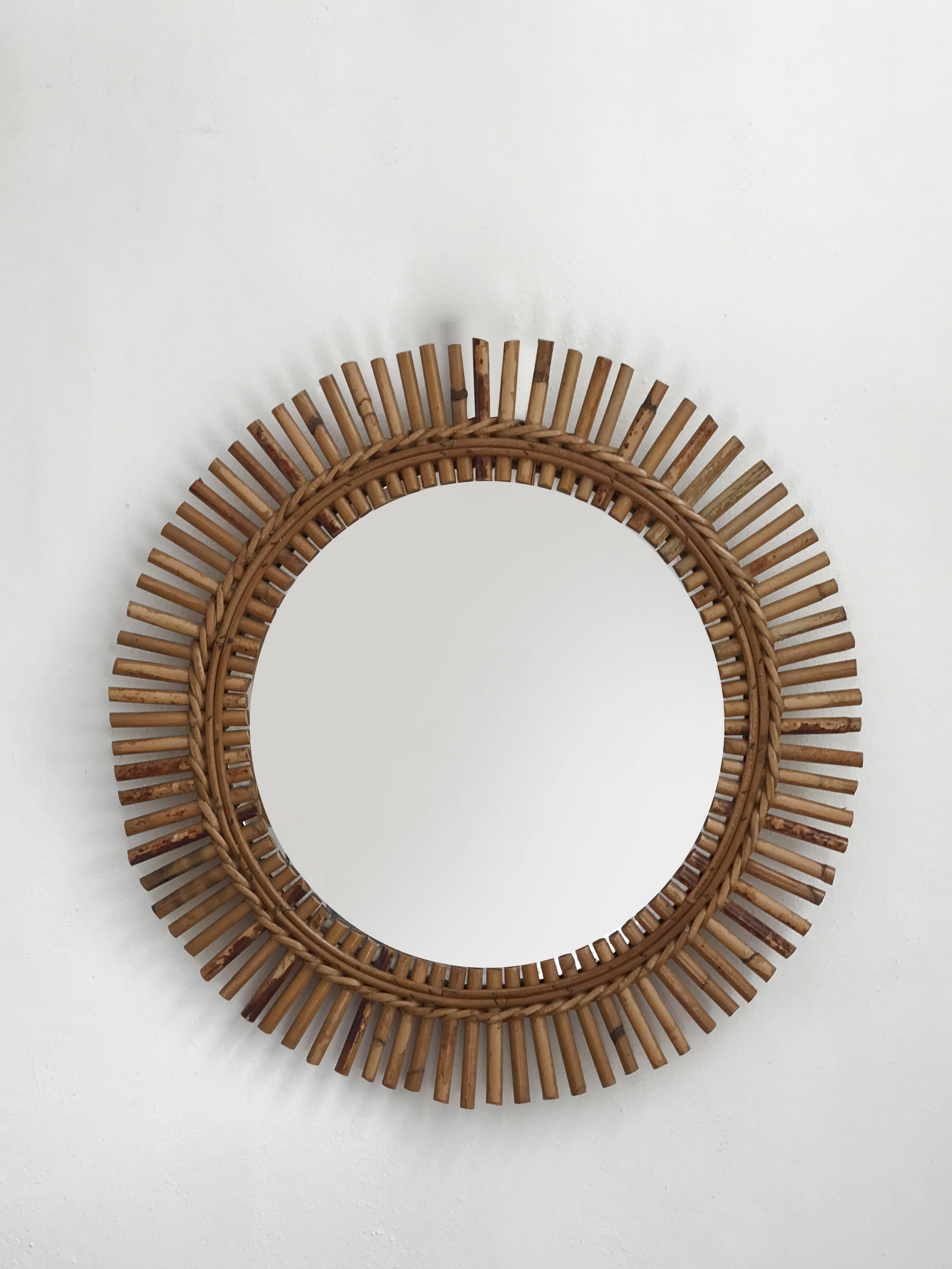 Italian Mid-Century Modern design bamboo rattan circle wall mirror, 1960s

Please note that the items is original of the period and this shows normal signs of age and use.