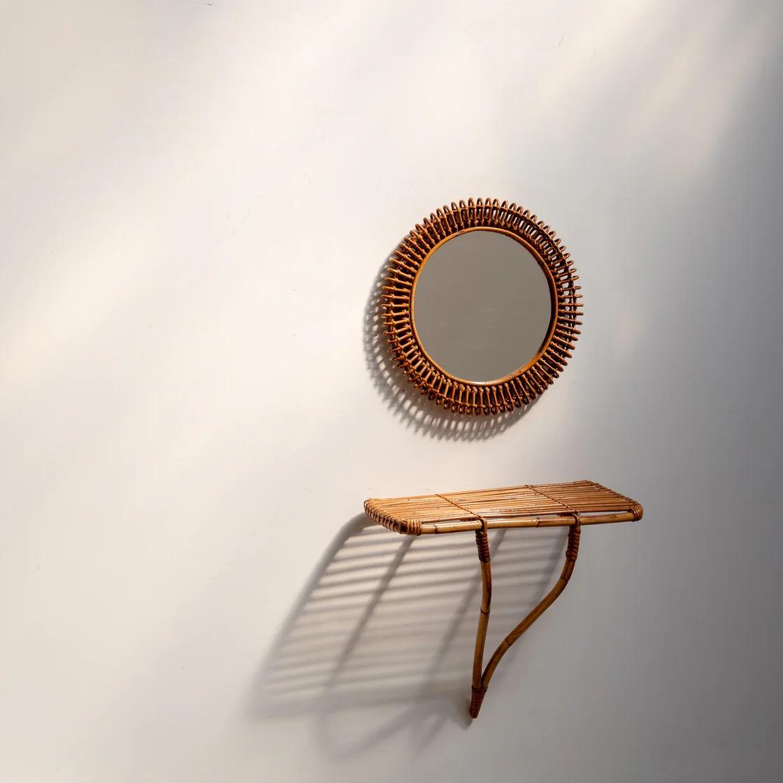 Set of a wall mirror and bracket console from Italy with a design reminiscent of Franco Albini.
Placing it by entrance, it will come in handy as a place to check your belongings before heading out and as a place to easily store small items.
It would
