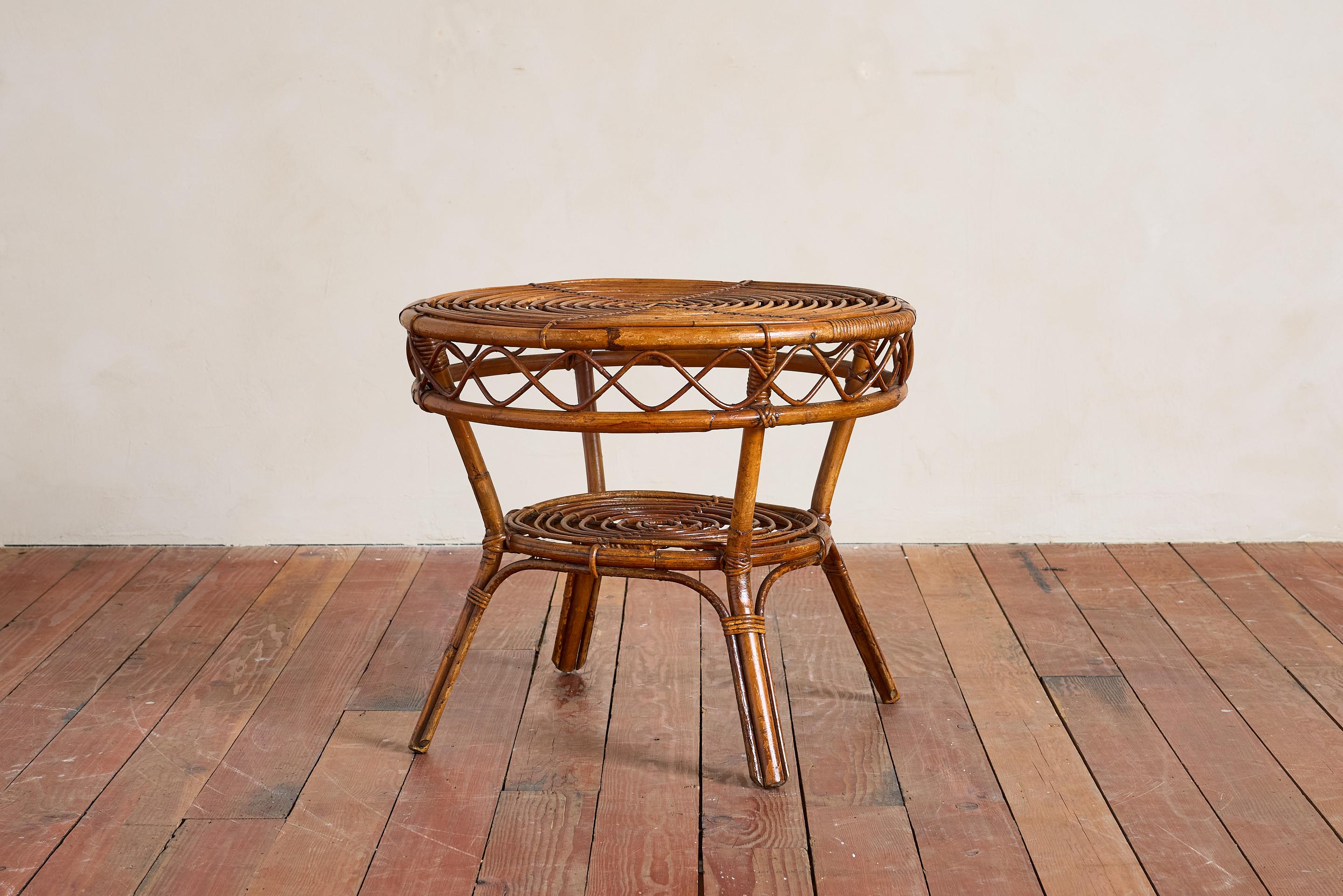 Schöne italienische Bambus Rattan und Korbwaren Tisch

Konzentrische Rattanplatte mit Regal 

Schöne geschwungene Seite Detail und Patina 

Italien 1950er Jahre