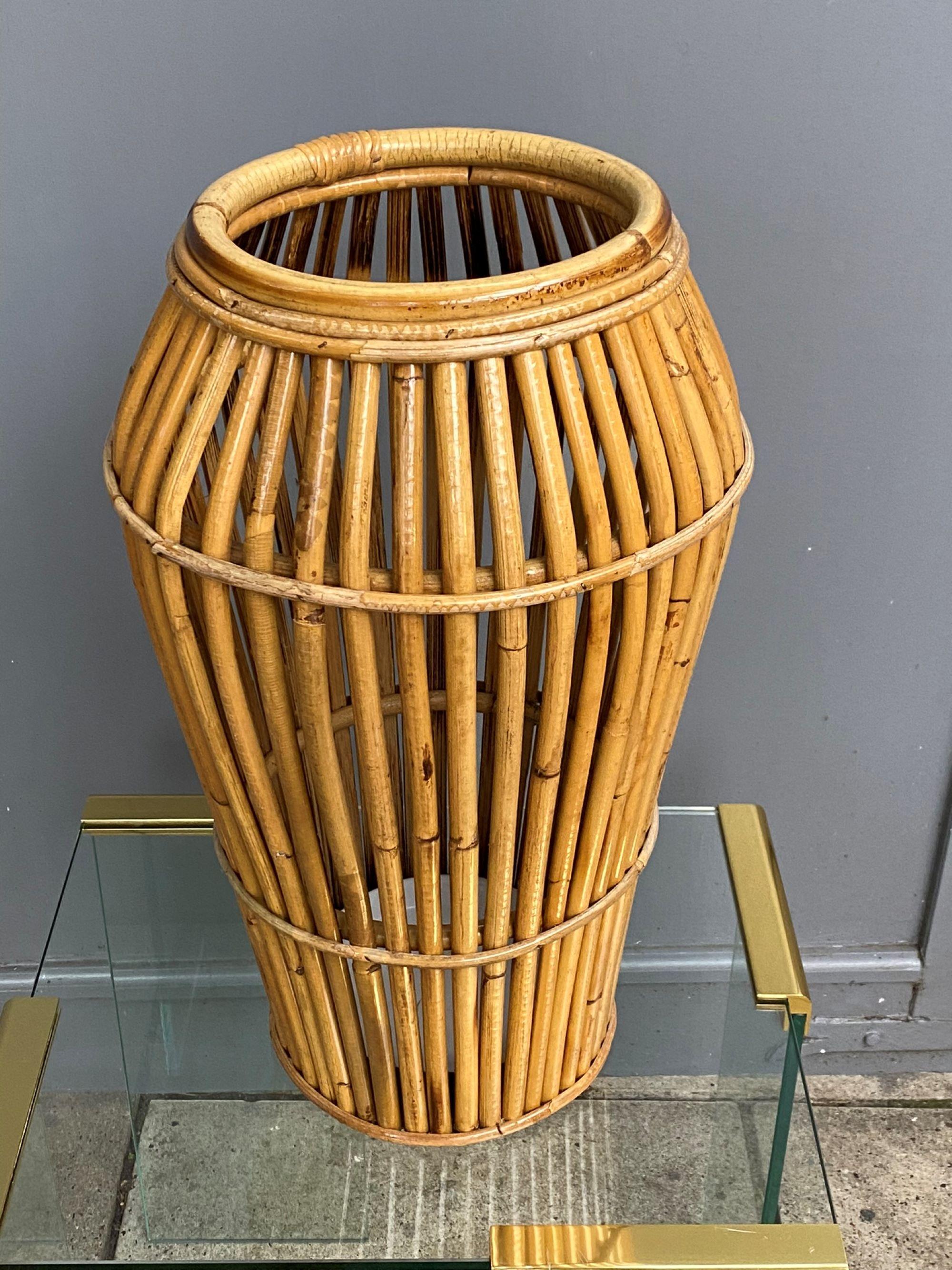 Italian Bamboo Umbrella Stand / Cane Stand Attributed to Franco Albini for Vittorio Bonacina, 1970s

Beautiful Italian bamboo umbrella stand attributed to Franco Albini for Vittorio Bonacina. Wonderful colour and patina. With metal drip tray