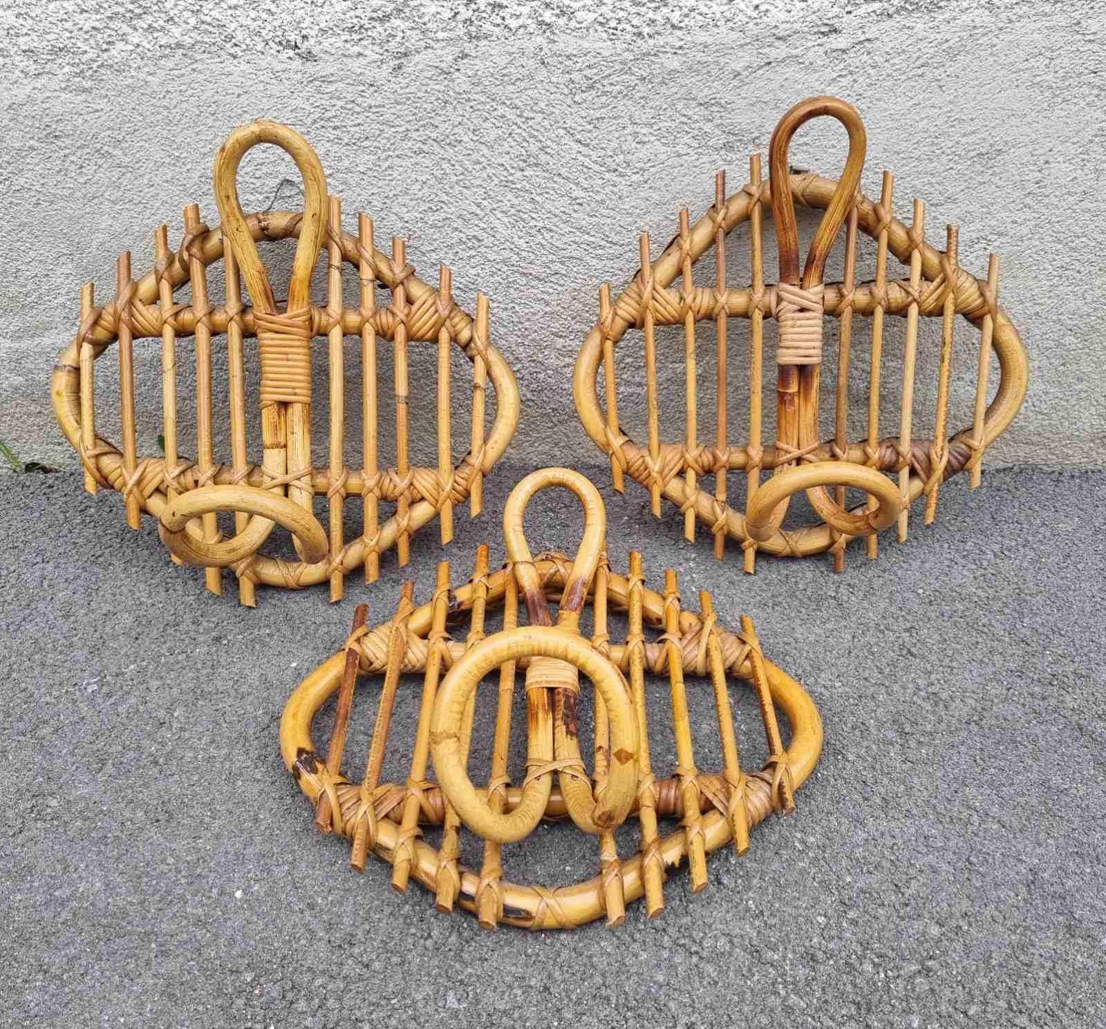 Tre appendiabiti da parete in bambù del Mid Century sono stati disegnati da Franco Albini per Bonacina Italia negli anni '60.

Sono realizzati in rattan e bambù.