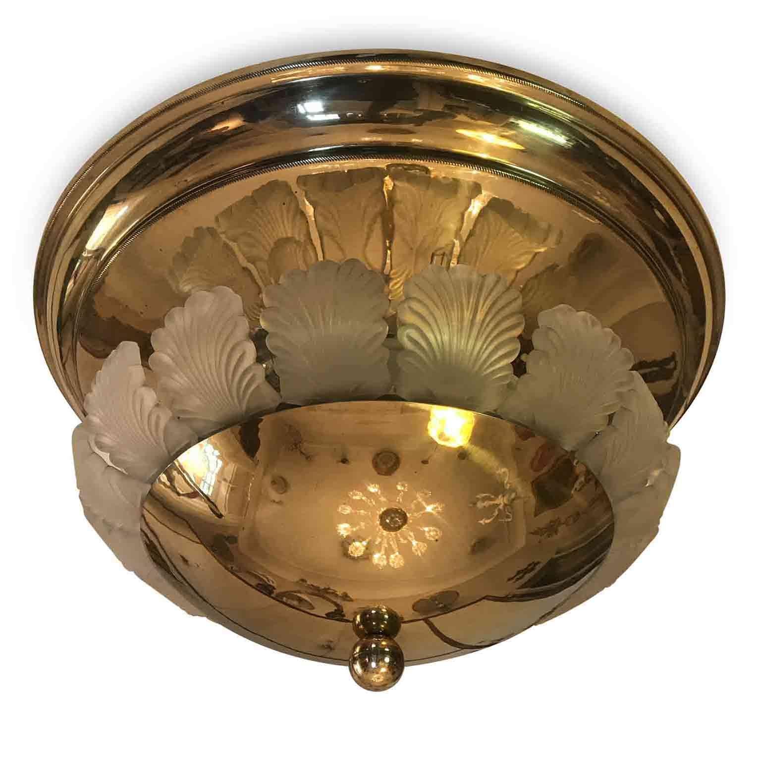 Italian 1980s ceiling light brass by Banci Firenze, an right-light circular brass ceiling fixture decorated with palmetta shaped frosted glass shades, leaves, hiding the eight E14 light bulbs.

Made in Italy, circa 1980s. It comes from a private
