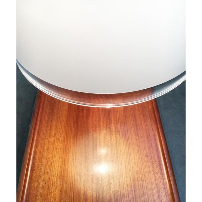 Imposante lampe suspendue du fabricant italien iGuzzini.

Le dôme pointu est entièrement fabriqué en acrylique translucide (méthacrylate). Le bord inférieur est clairement réalisé et forme un degré 