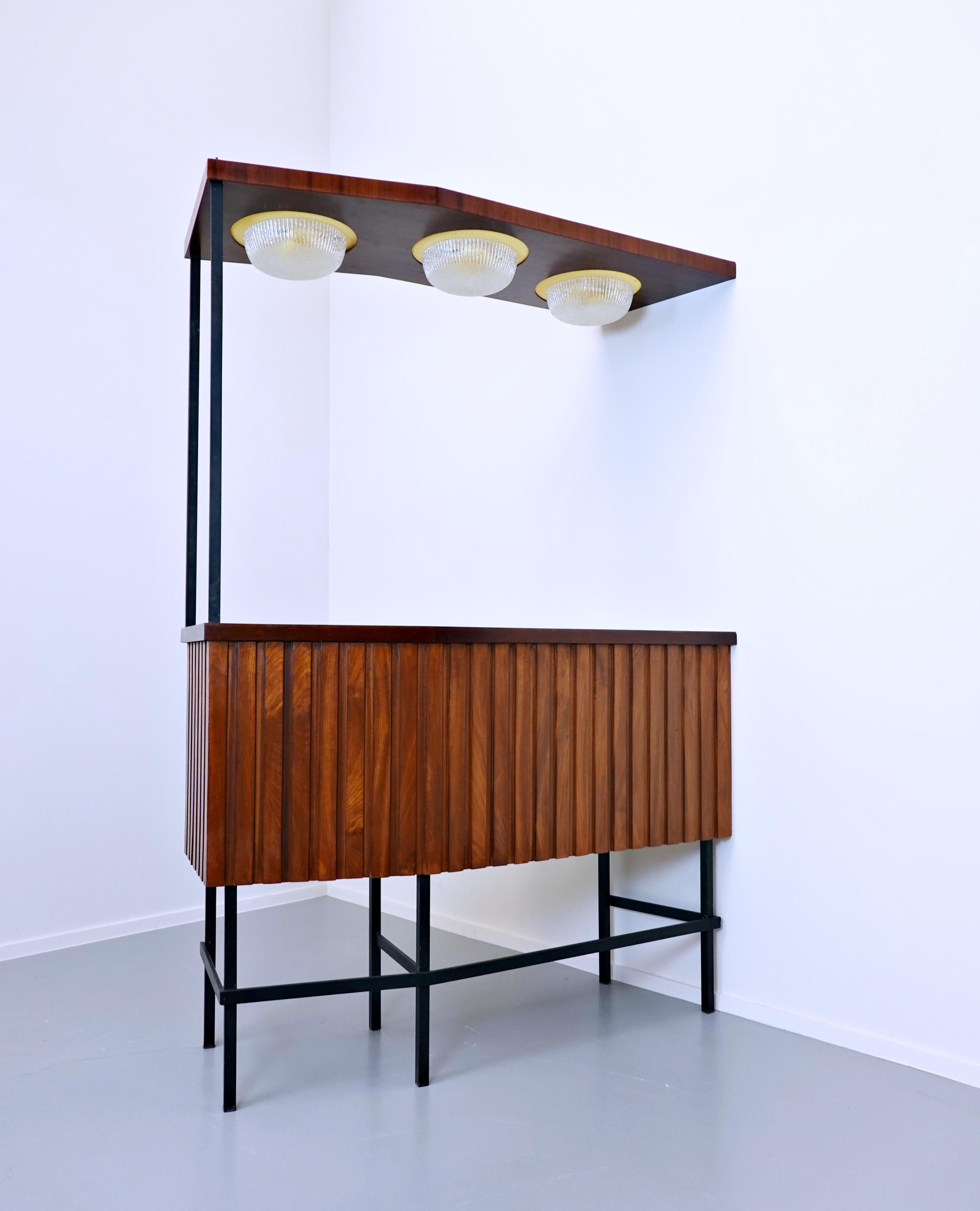 Mid-Century Modern Italian Bar, 1960s In Good Condition For Sale In Brussels, BE