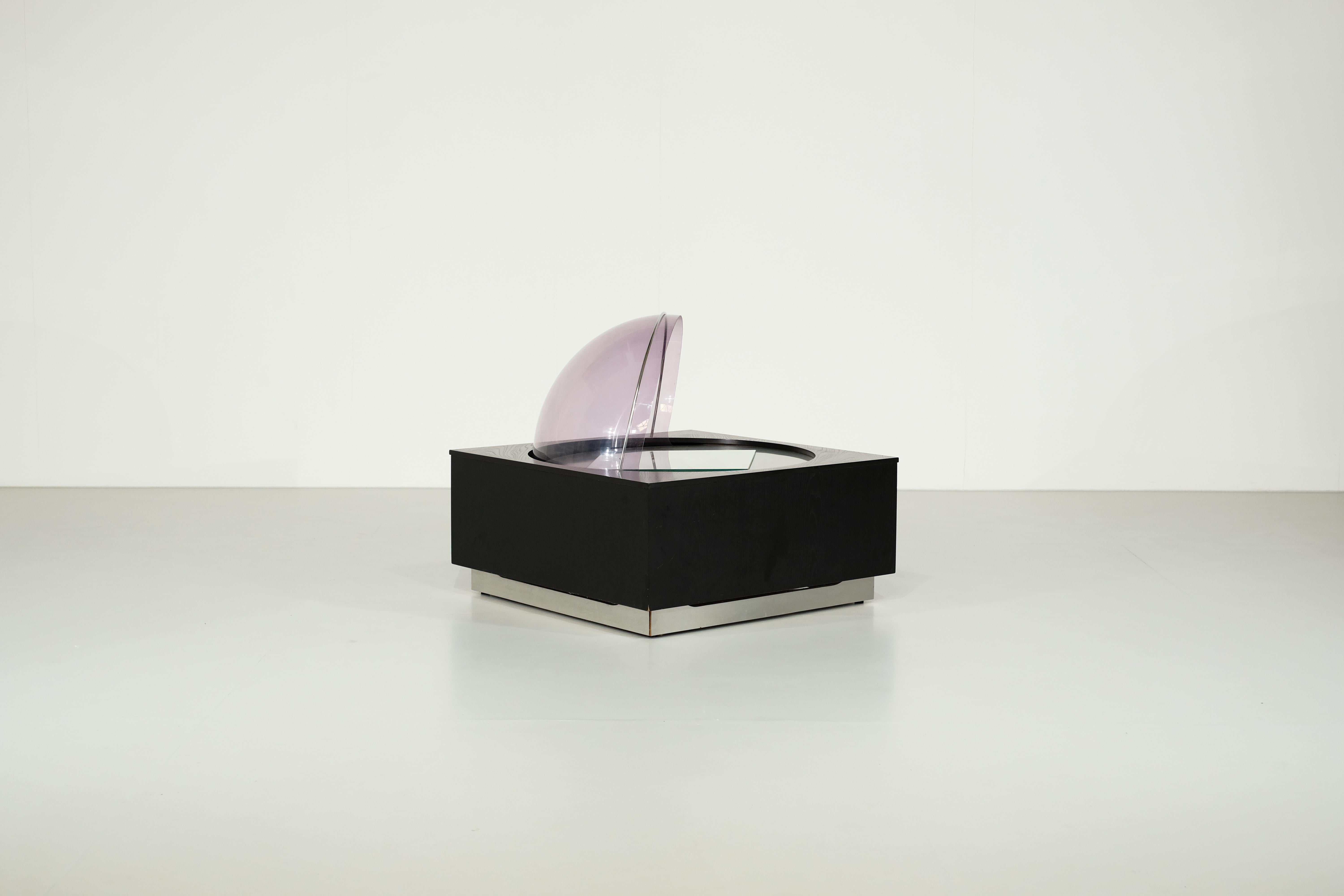 Petit bar italien très original.

Il est composé d'une structure cubique en placage noir et d'un dôme en plastique rétractable.

Ce meuble original sera parfait comme table basse ou comme bar pour poser vos bouteilles et vos verres.

Cette barre ne